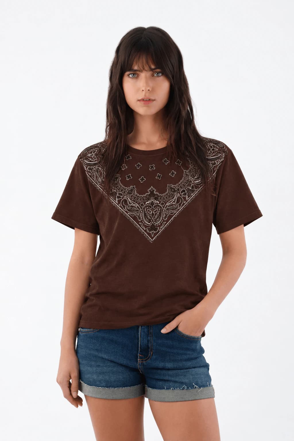 Camiseta regular fit con estampado bandana en marrón para mujer