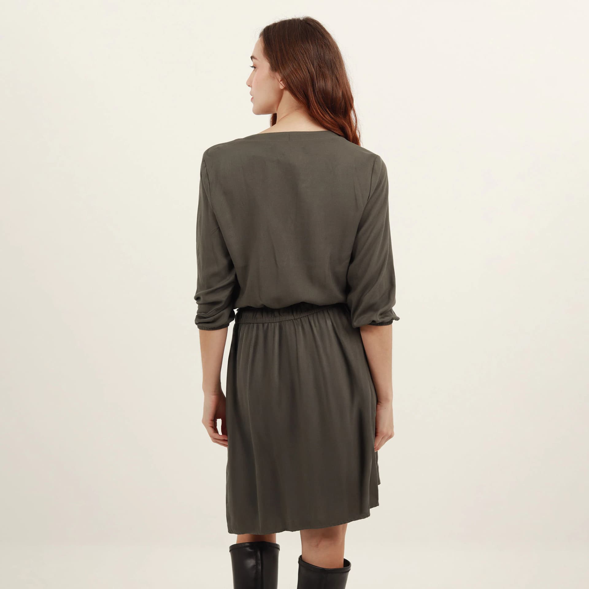 Vestido safary midi cuello nerú con ajuste en cintura - imagen 8