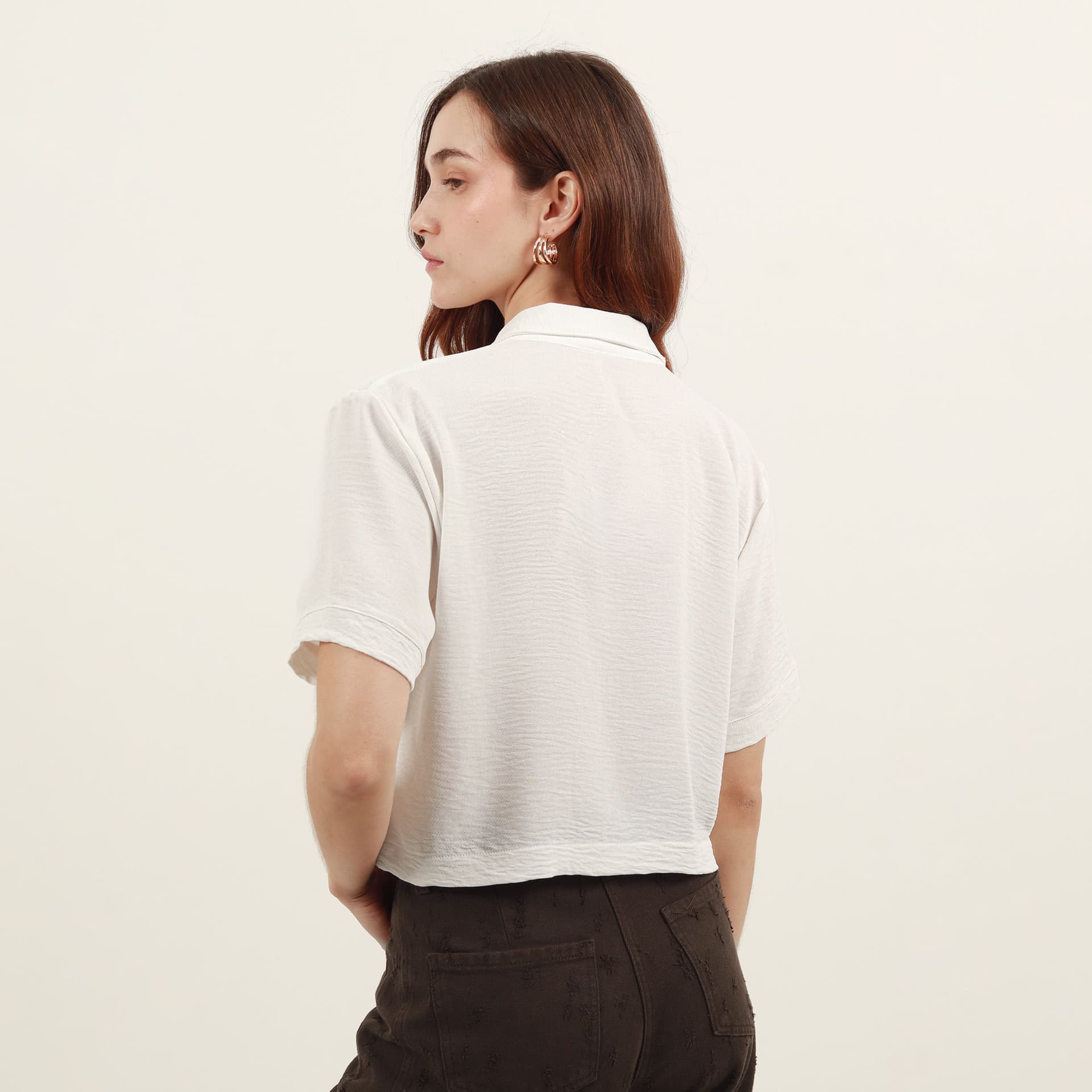 Blusa crop abierta cuello camisero manga corta - imagen 5
