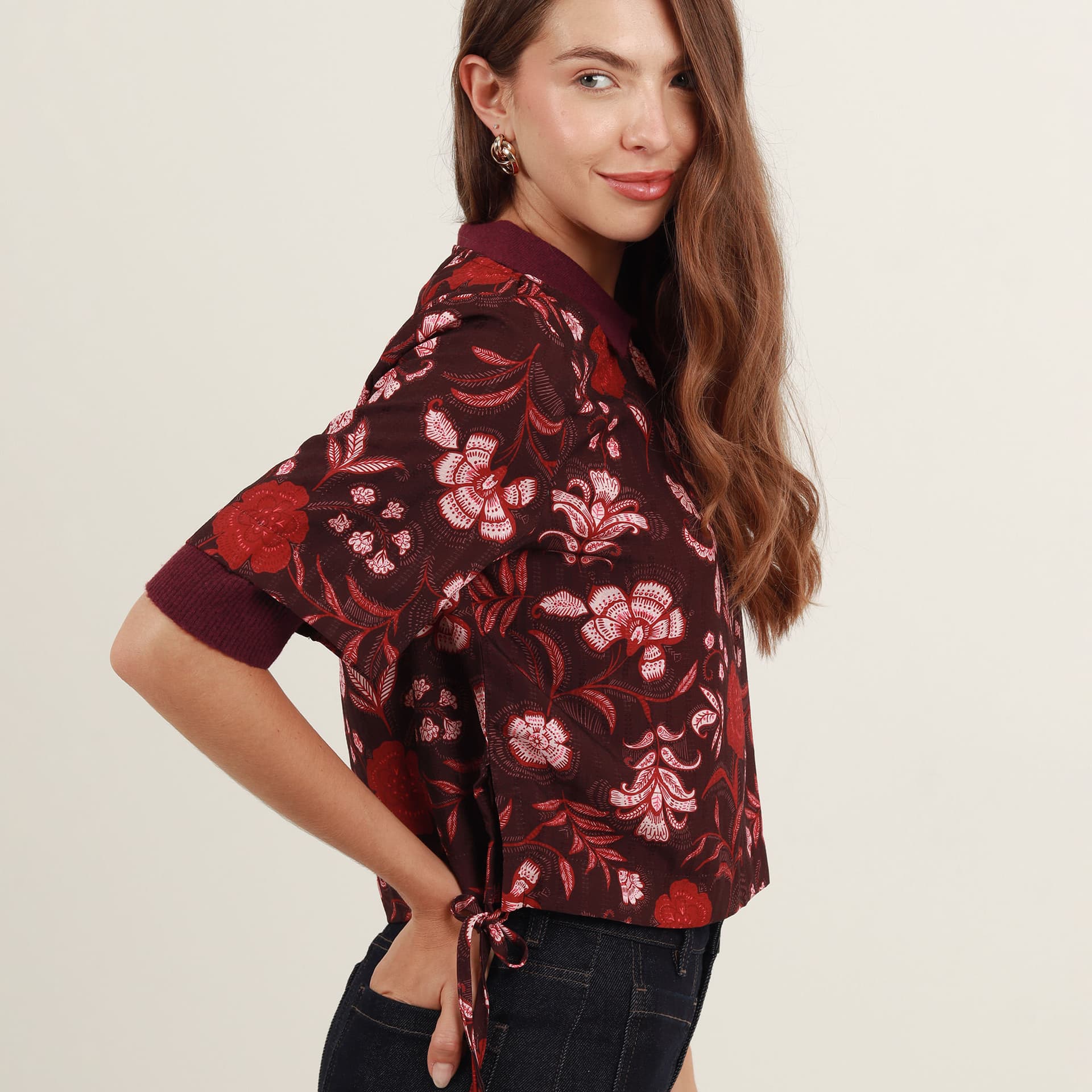 Blusa estampada escote ojal manga corta con lazos en costados - imagen 5