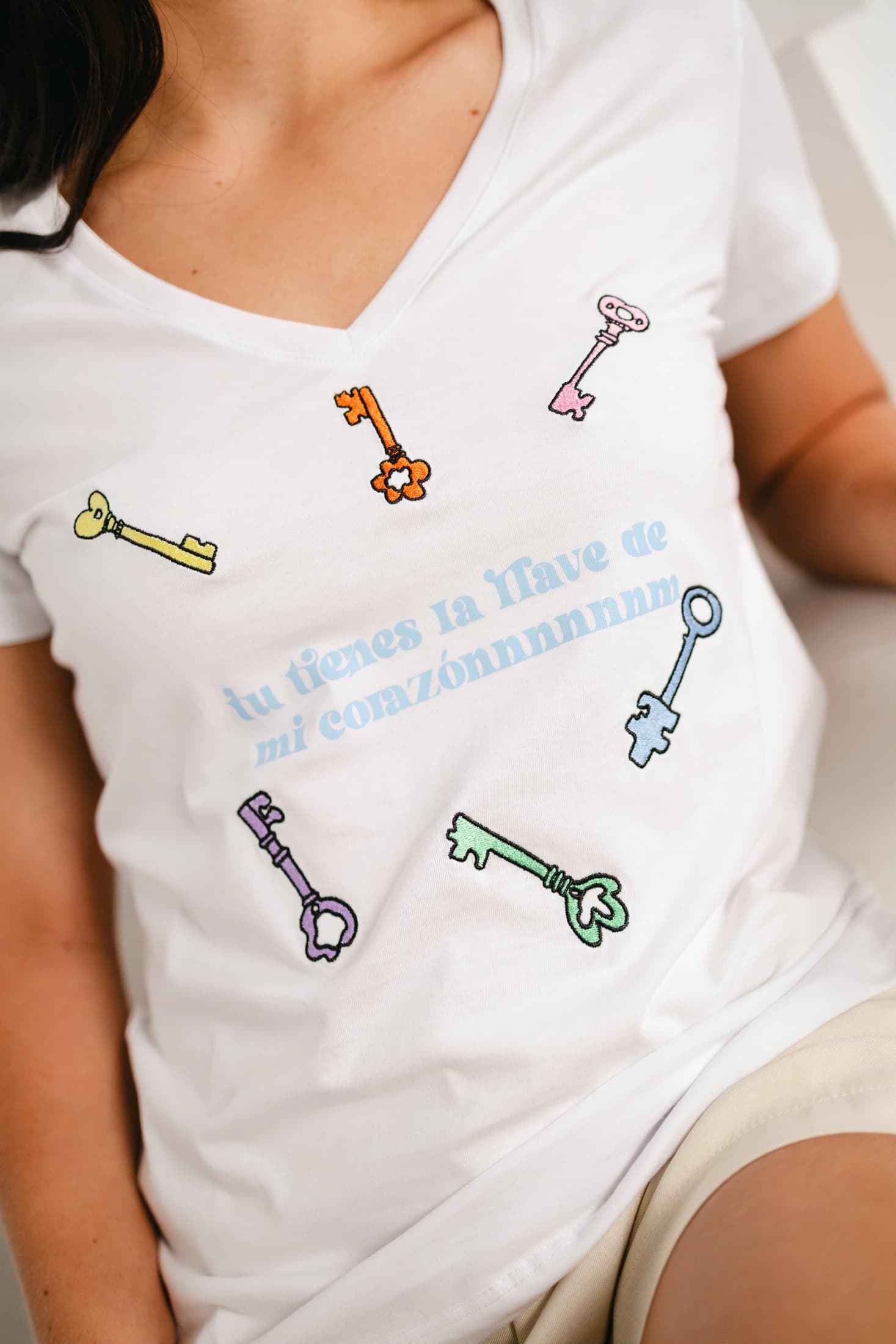 Tu Tienes La Llave De Mi Corazón V-Neck Tee - imagen 2