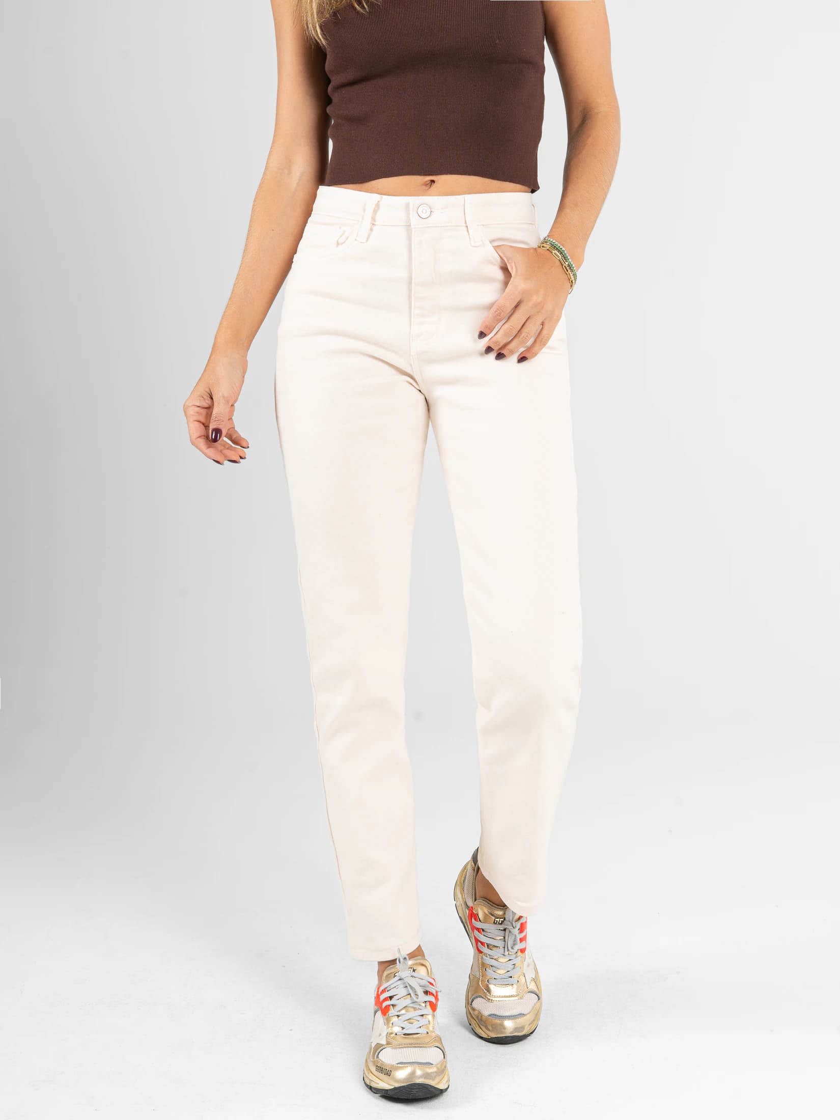 Ref: 0620692 Pantalón mom fit stretch, tiro alto, tono beige.