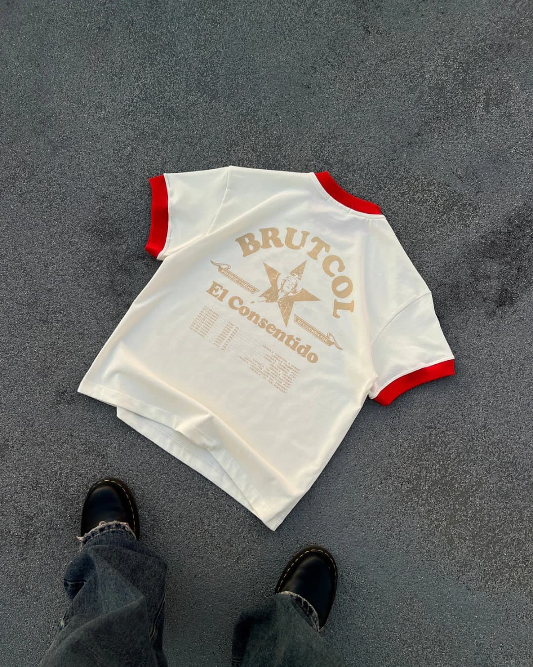 CAMISETA OVERSIZE CROPPED BRUTCOL® TOUR EN EL CON-SENTIDO – CUELLO ROJO - imagen 2