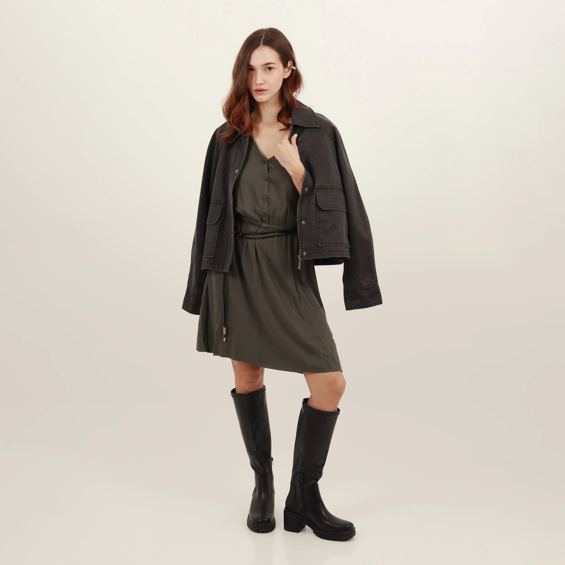 Vestido safary midi cuello nerú con ajuste en cintura - imagen 6