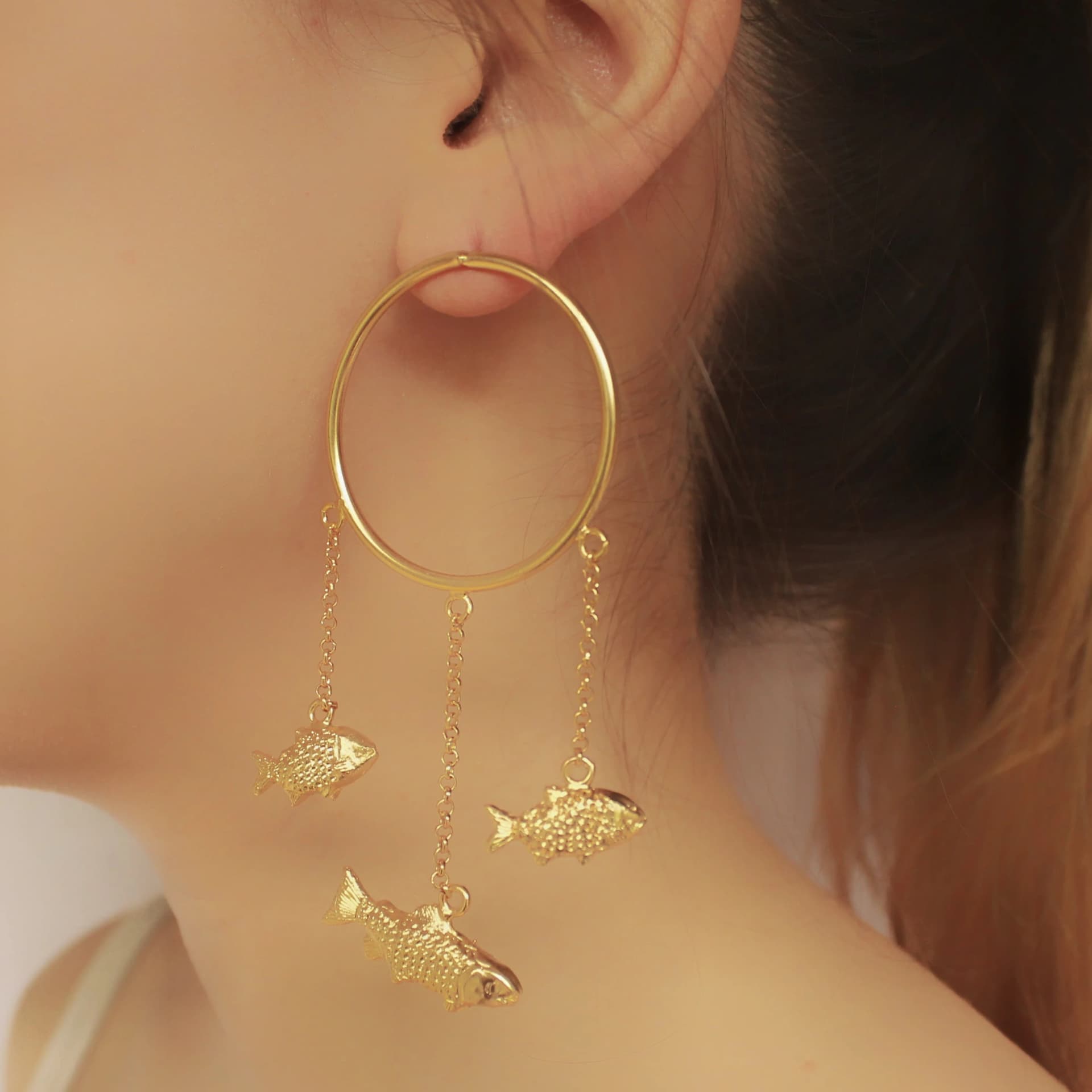 Aretes con aro y tres peces - imagen 2