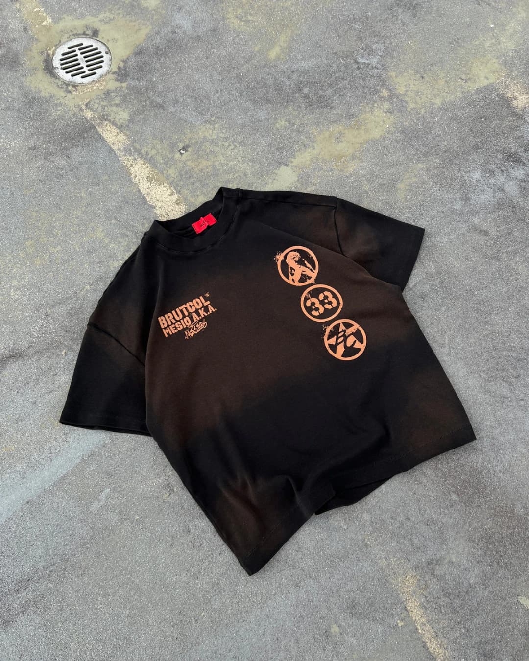 CAMISETA OVERSIZE CROPPED BRUTCOL® X MESIO A.K.A MESÍAS – NEGRO DESGASTADO - imagen 1