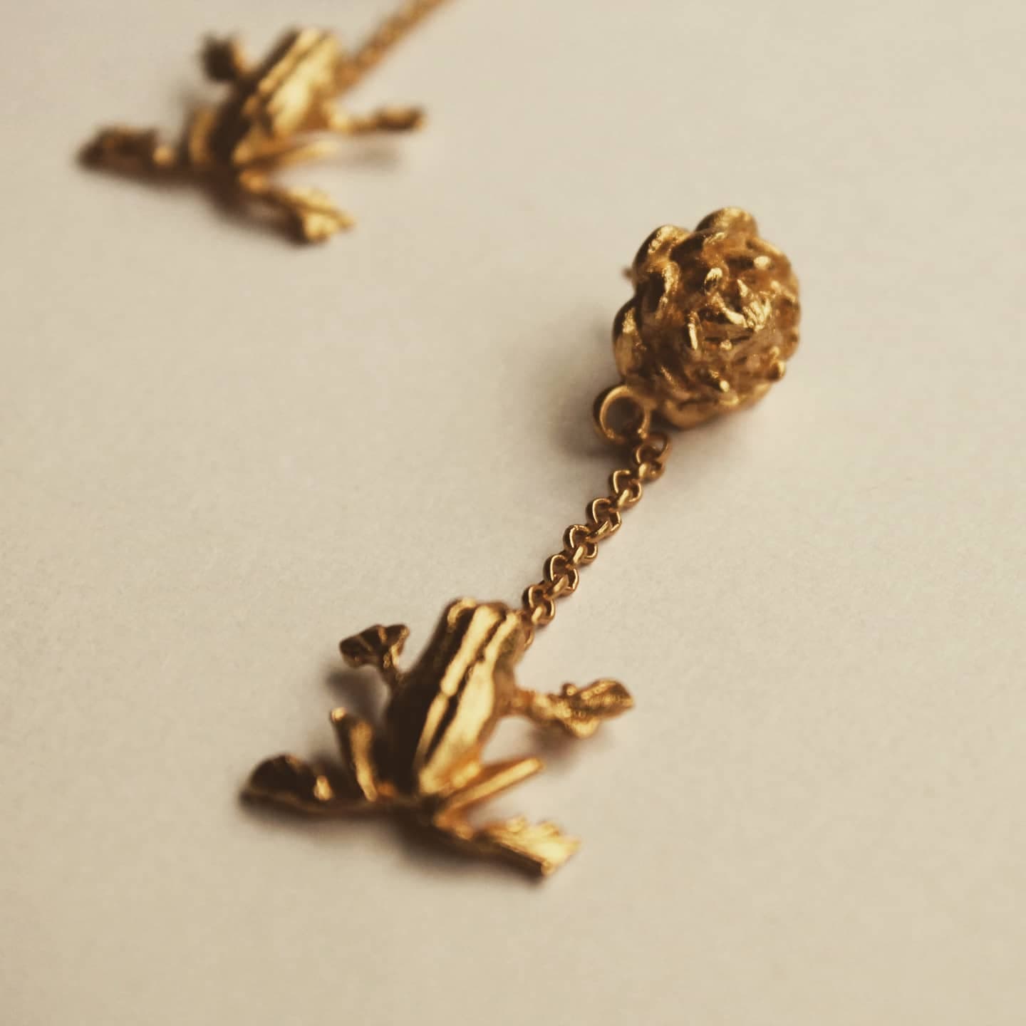 Aretes largos con flor de loto y rana pequeña - imagen 3