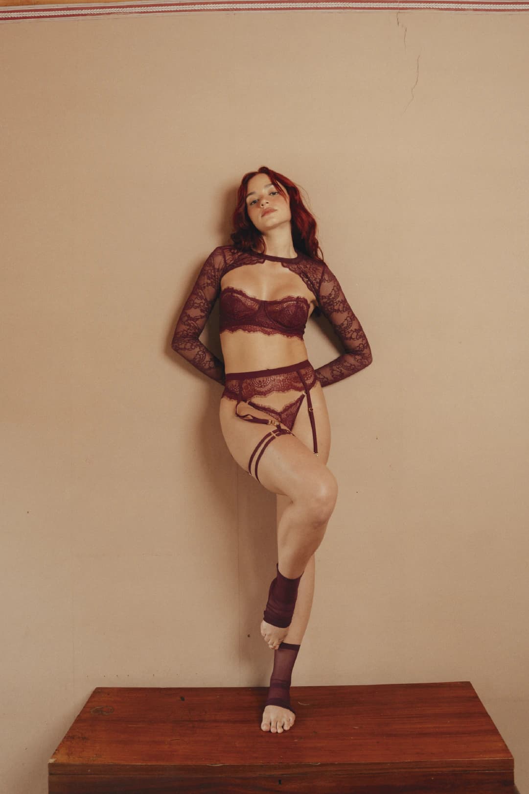 SET PIA BURGUNDY, LIGUERO & LIGAS