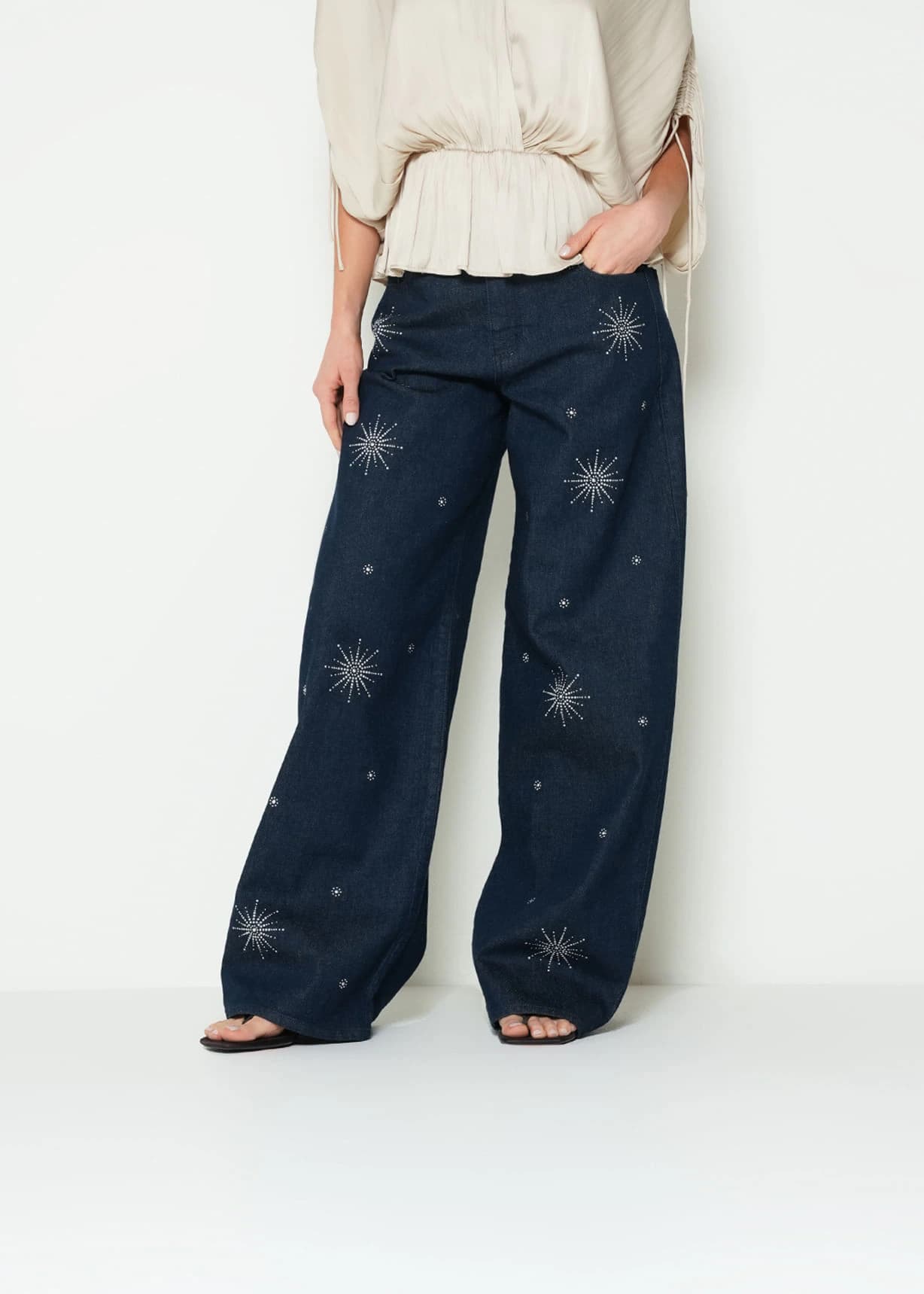 Jean wide leg tiro bajo con apliques