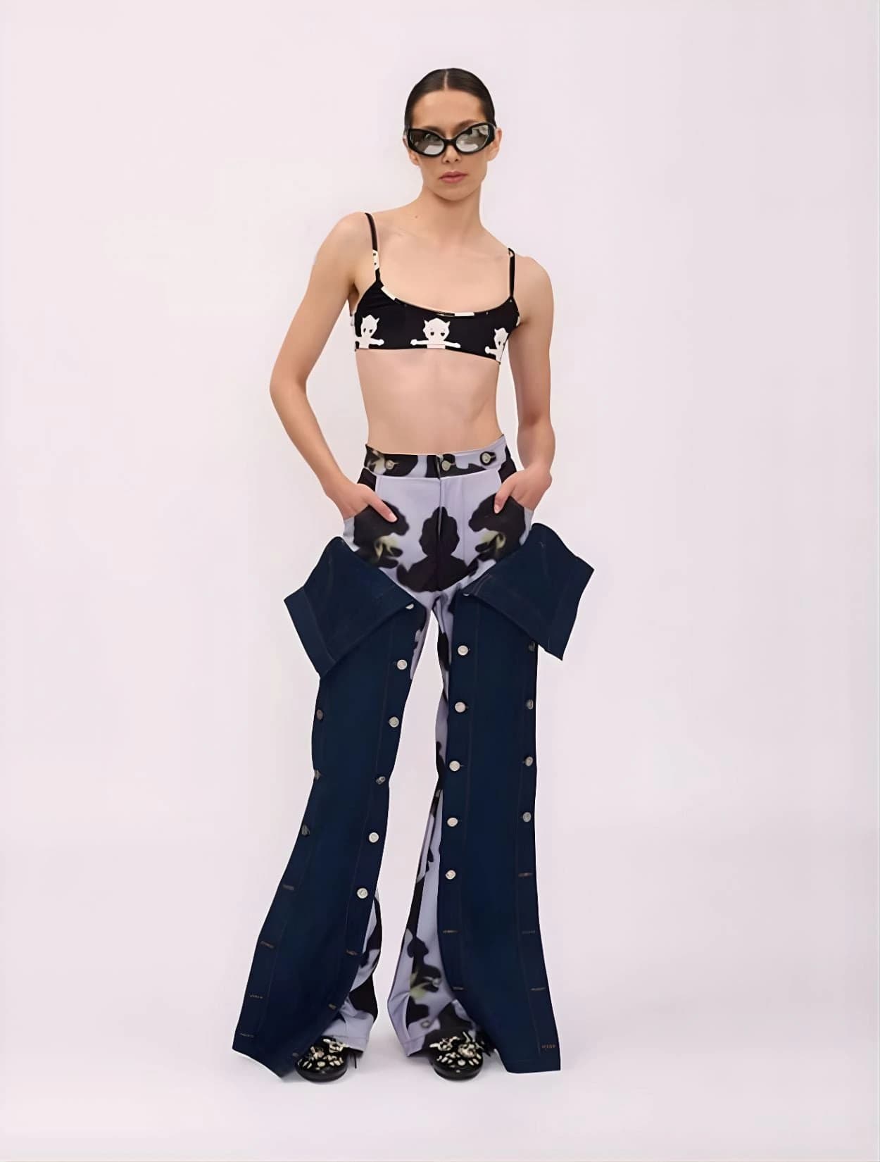 PANTALÓN DE MEZCLILLA GRIS CON LUNARES - imagen 2