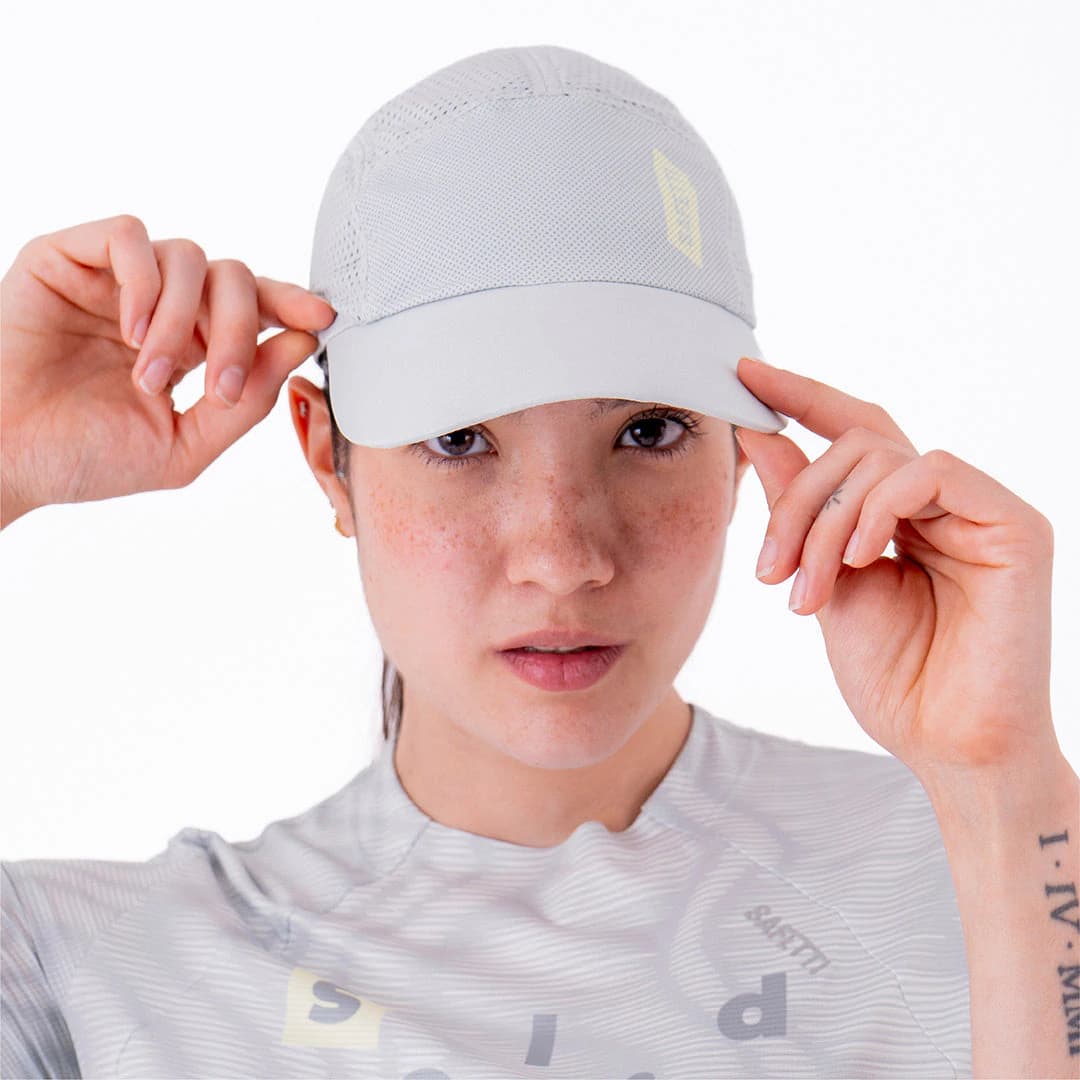 GORRA RUNNING KOOLER GRIS CLARO UNISEX - imagen 1