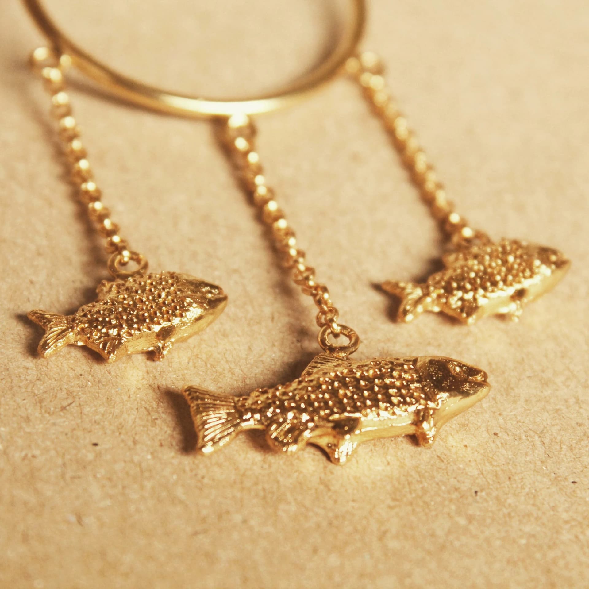 Aretes con aro y tres peces - imagen 3