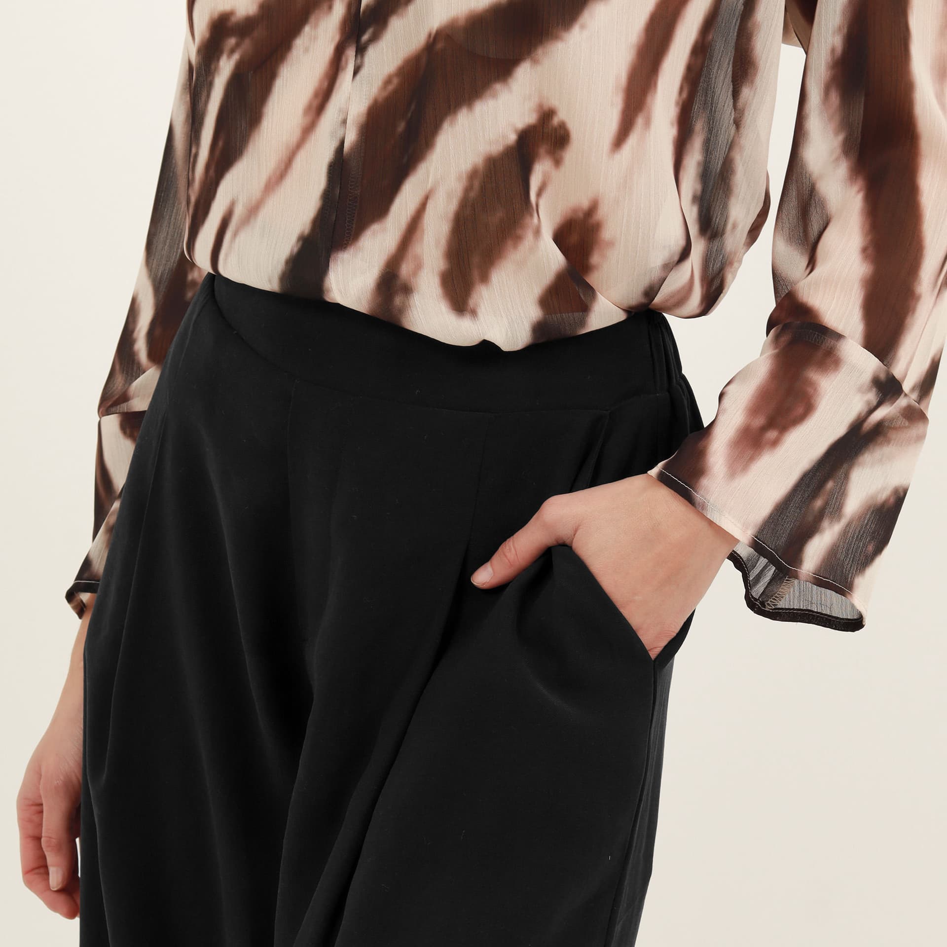 Pantalón palazzo con elástico y prenses - imagen 6
