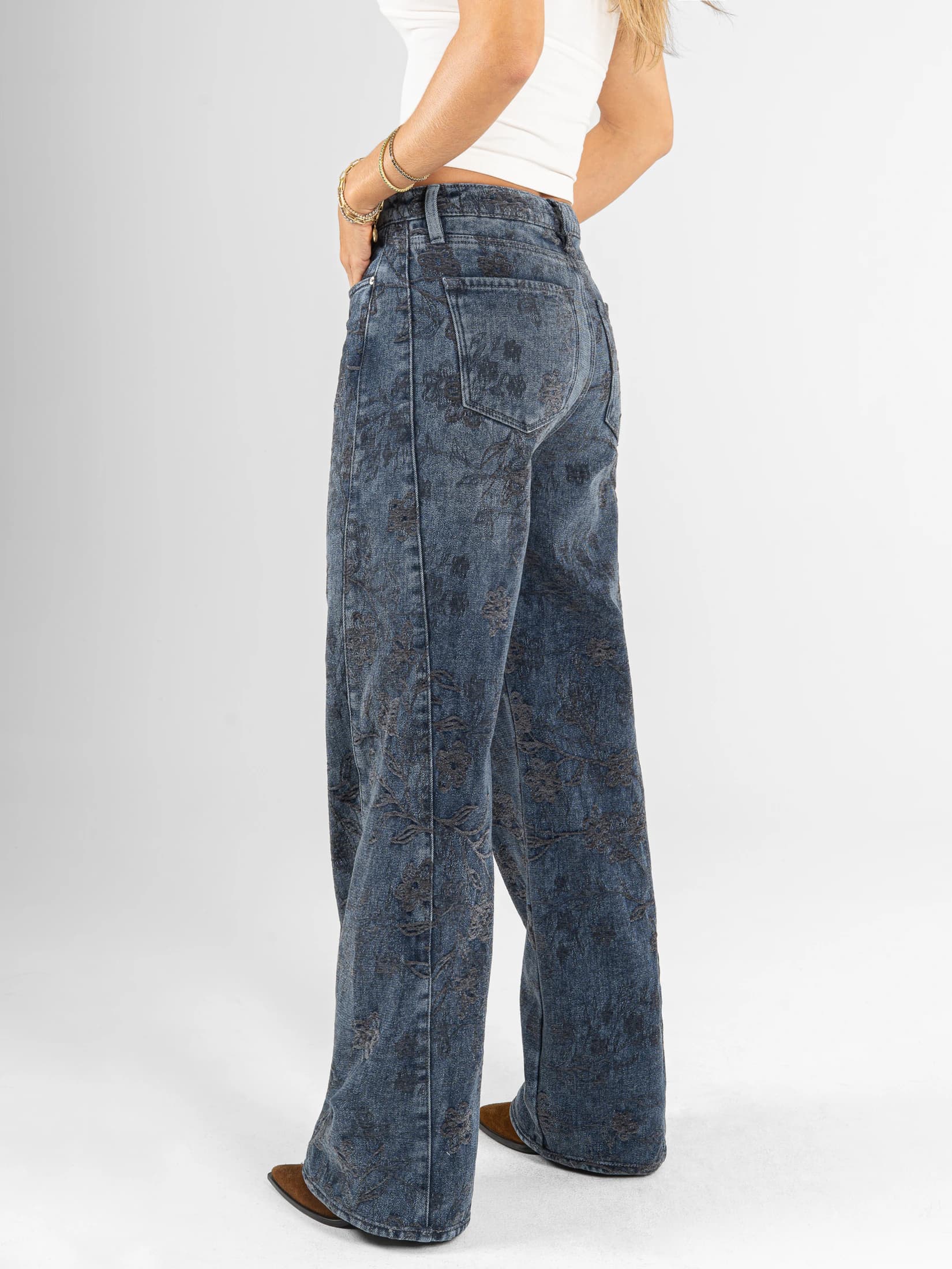 Ref: 066579 Jean mom flare, rígido, detalle de tela bordada, con cortes, tiro alto, tono gris - imagen 2