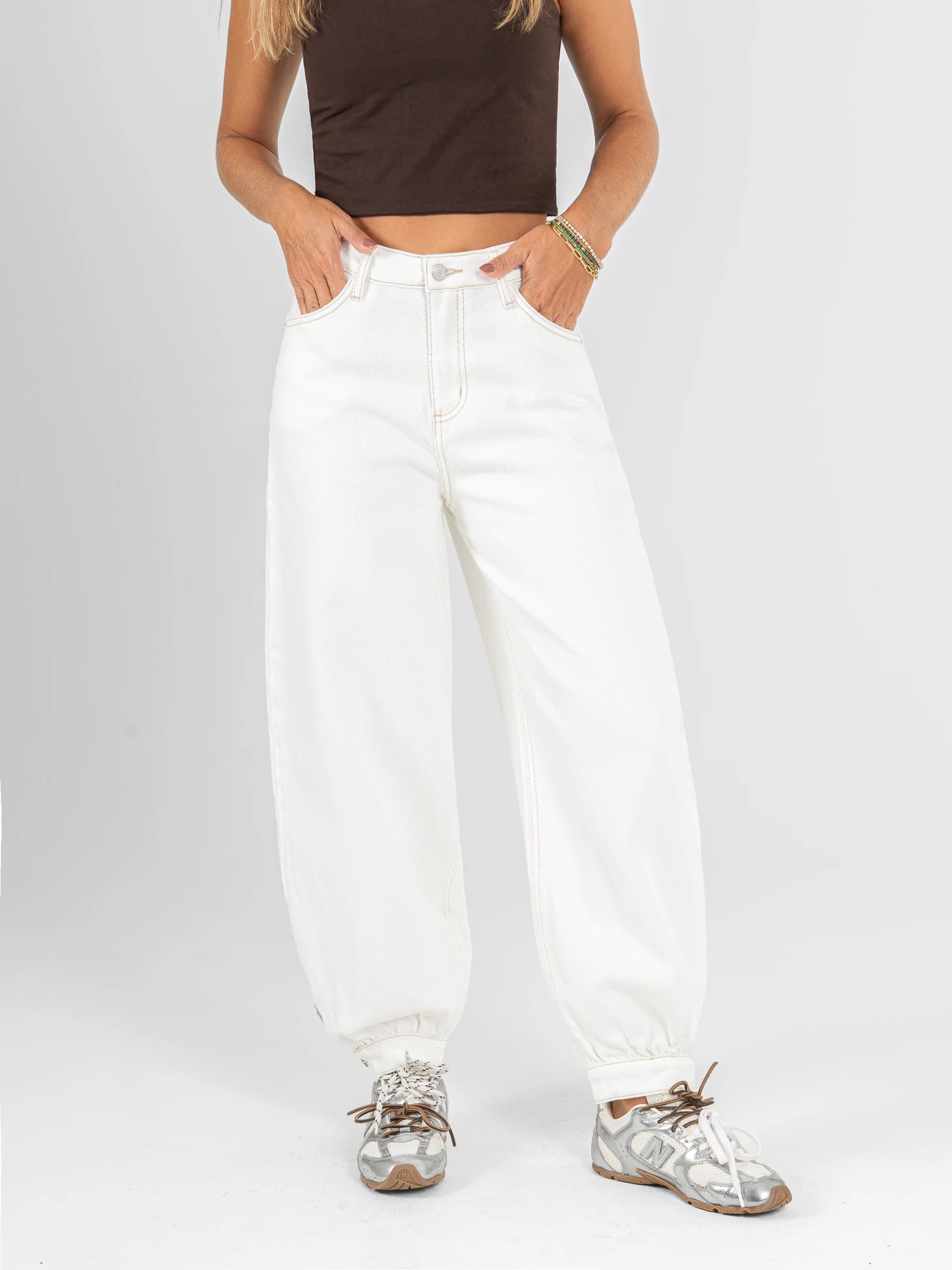Ref: 0620545 Pantalón baggy, rígido, tiro alto, detalle en pretina y bota, tono ivory - imagen 1