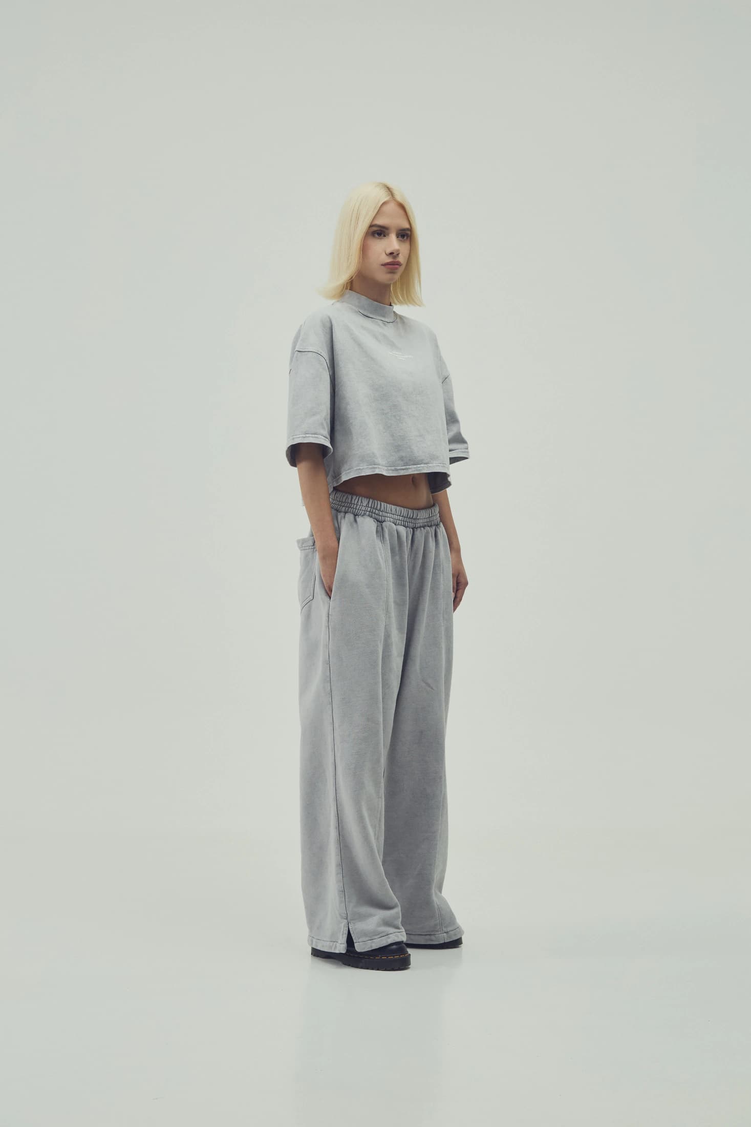 CAMISETA  CROPPED - GRIS - imagen 2