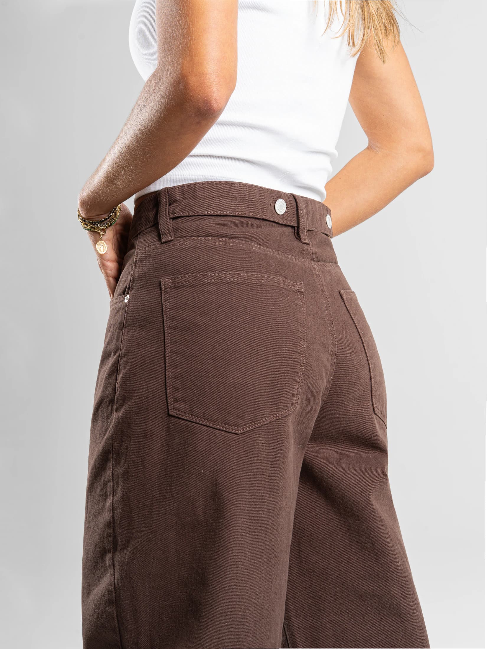 Ref: 0620522 Pantalón baggy cropped, detalle en bota y pretina, rígido, tiro alto, tono cafe. - imagen 5