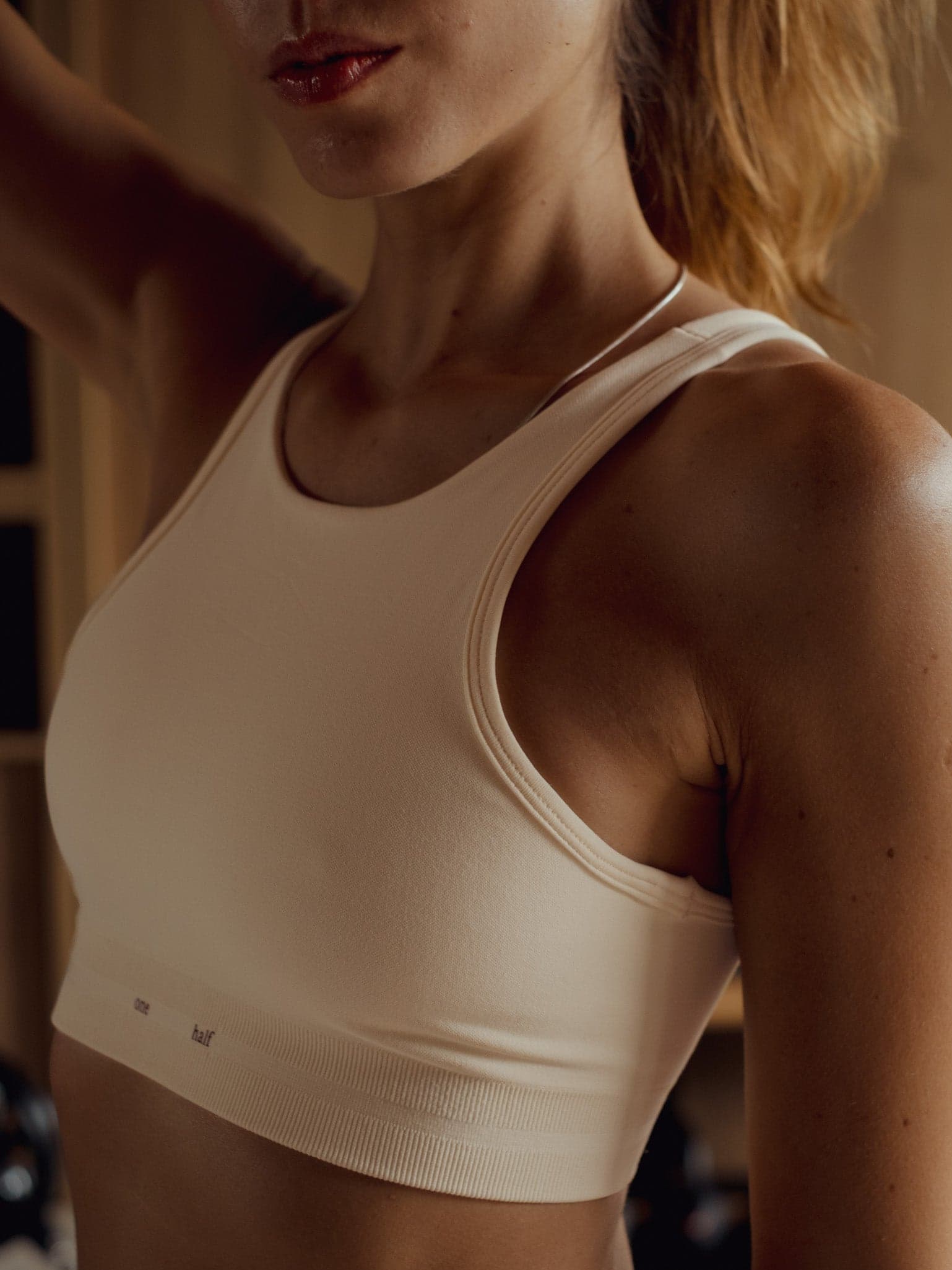 HIGH-PERFORMANCE SEAMLESS CROP TOP - VANILLA - imagen 3