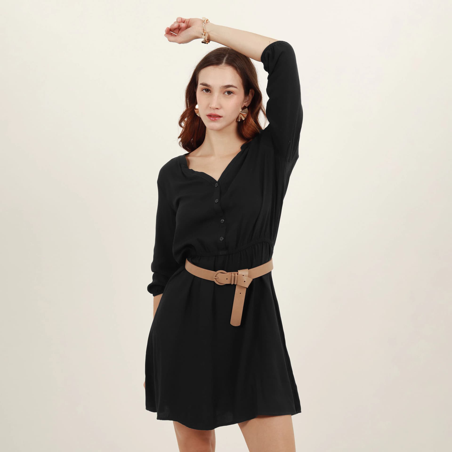 Vestido safary midi cuello nerú con ajuste en cintura - imagen 4