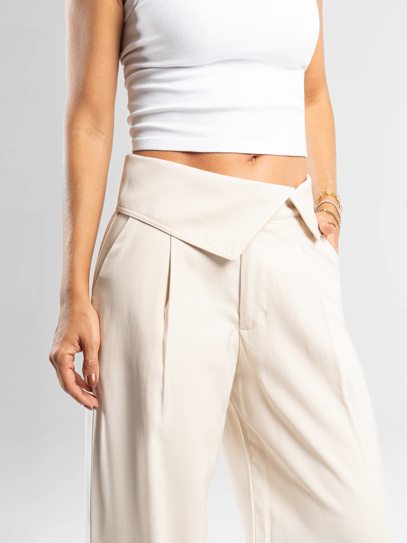 Ref: 0620469 Pantalón mom flare, detalle en pretina, tejido plano liviano, tiro alto, tono arena - imagen 4