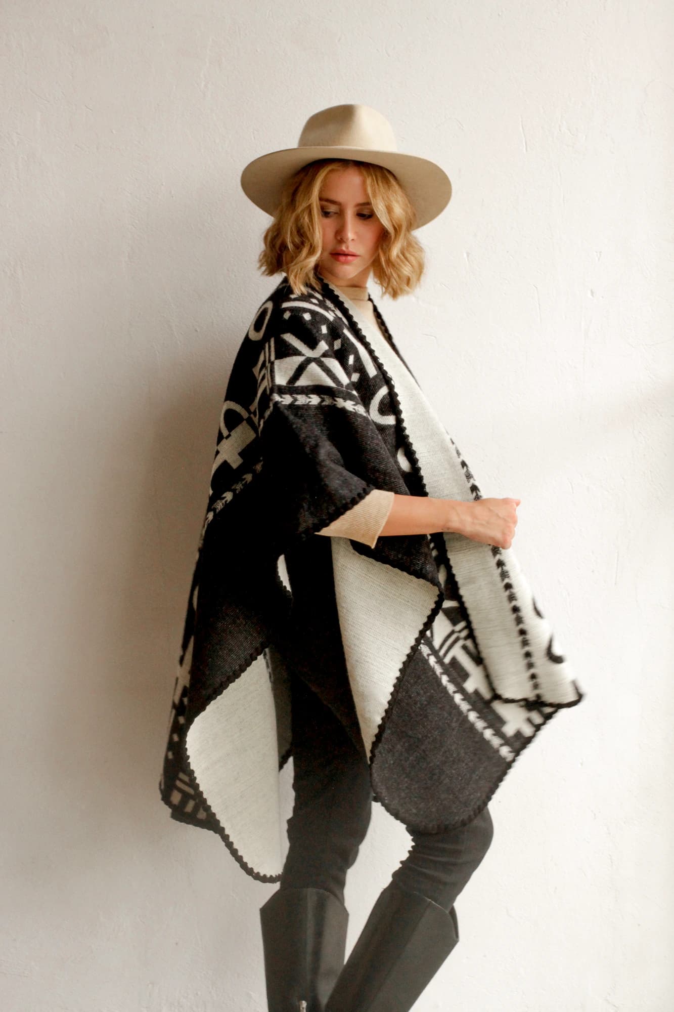 Poncho XO - Negro y blanco. - imagen 6