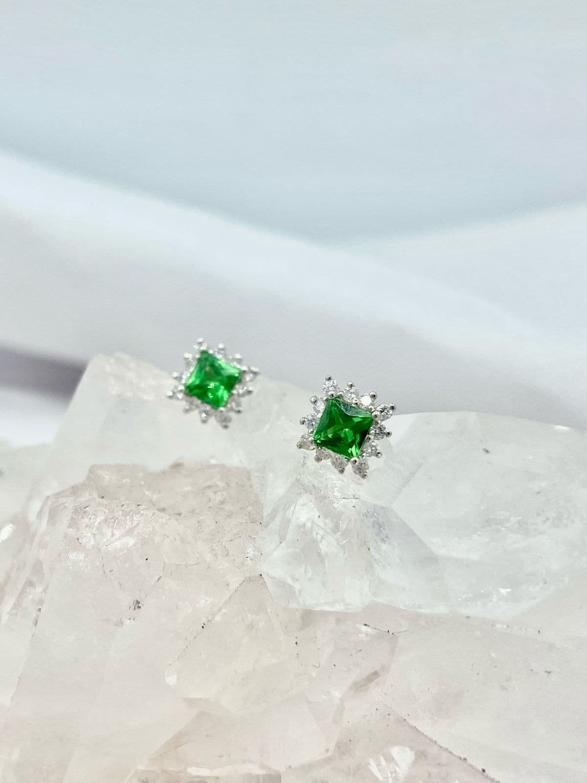Aretes Tsavorita con chispitas de Diamantes en Oro Blanco 18K - imagen 1