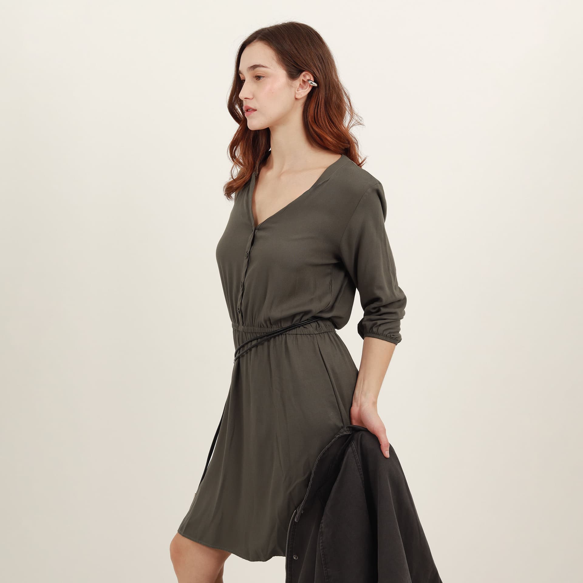 Vestido safary midi cuello nerú con ajuste en cintura - imagen 7