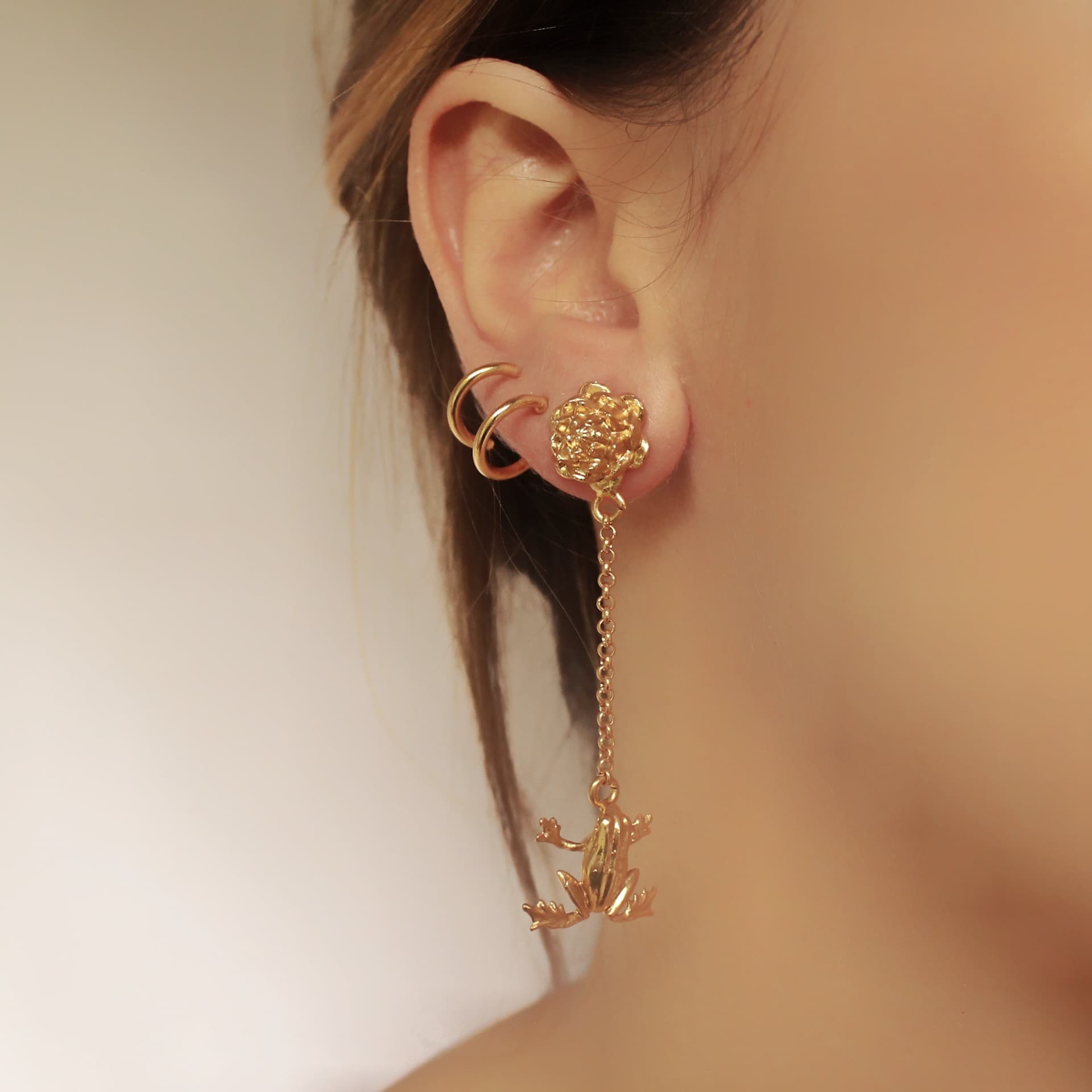 Aretes largos con flor de loto y rana pequeña - imagen 2