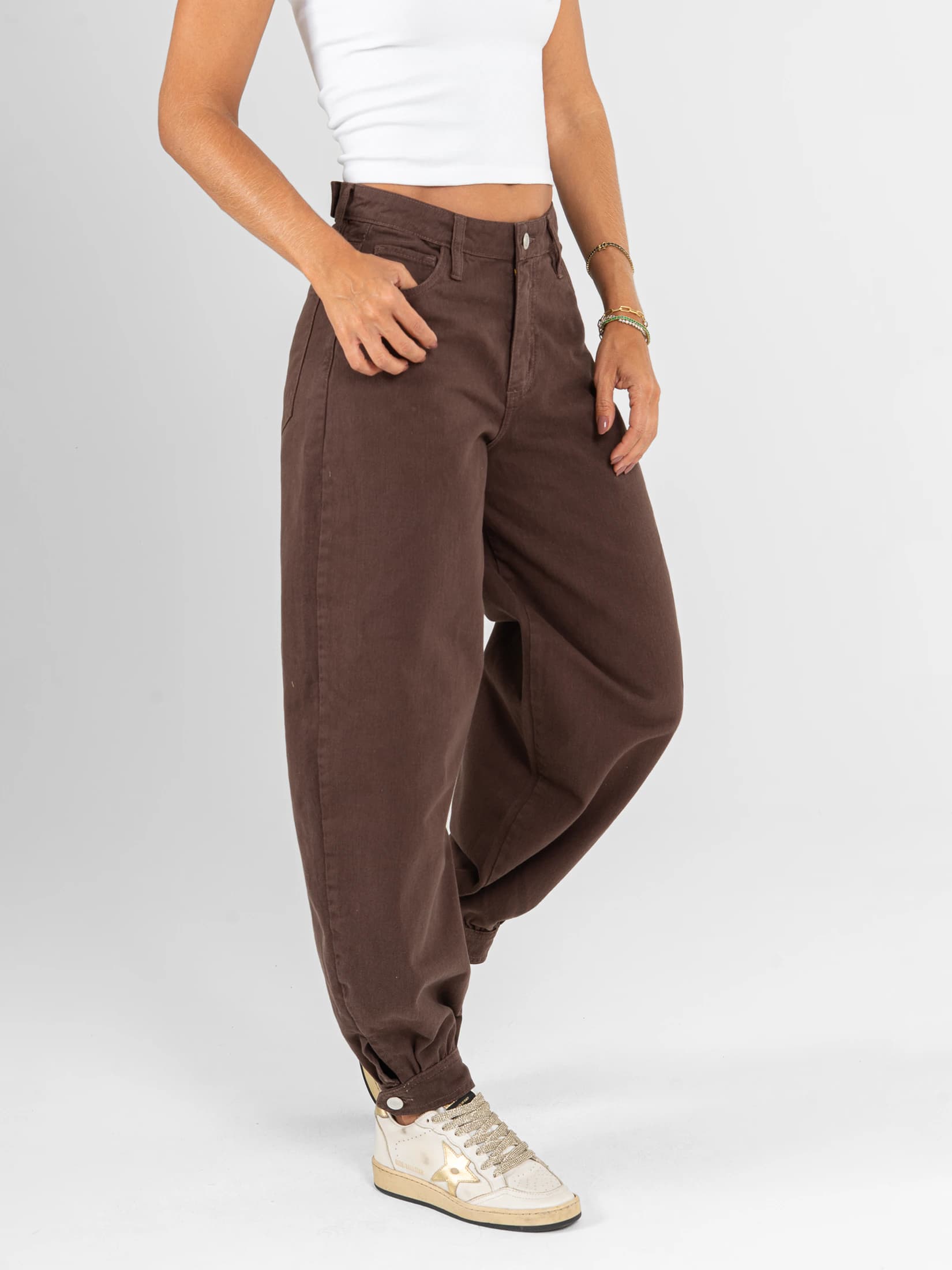 Ref: 0620522 Pantalón baggy cropped, detalle en bota y pretina, rígido, tiro alto, tono cafe. - imagen 3