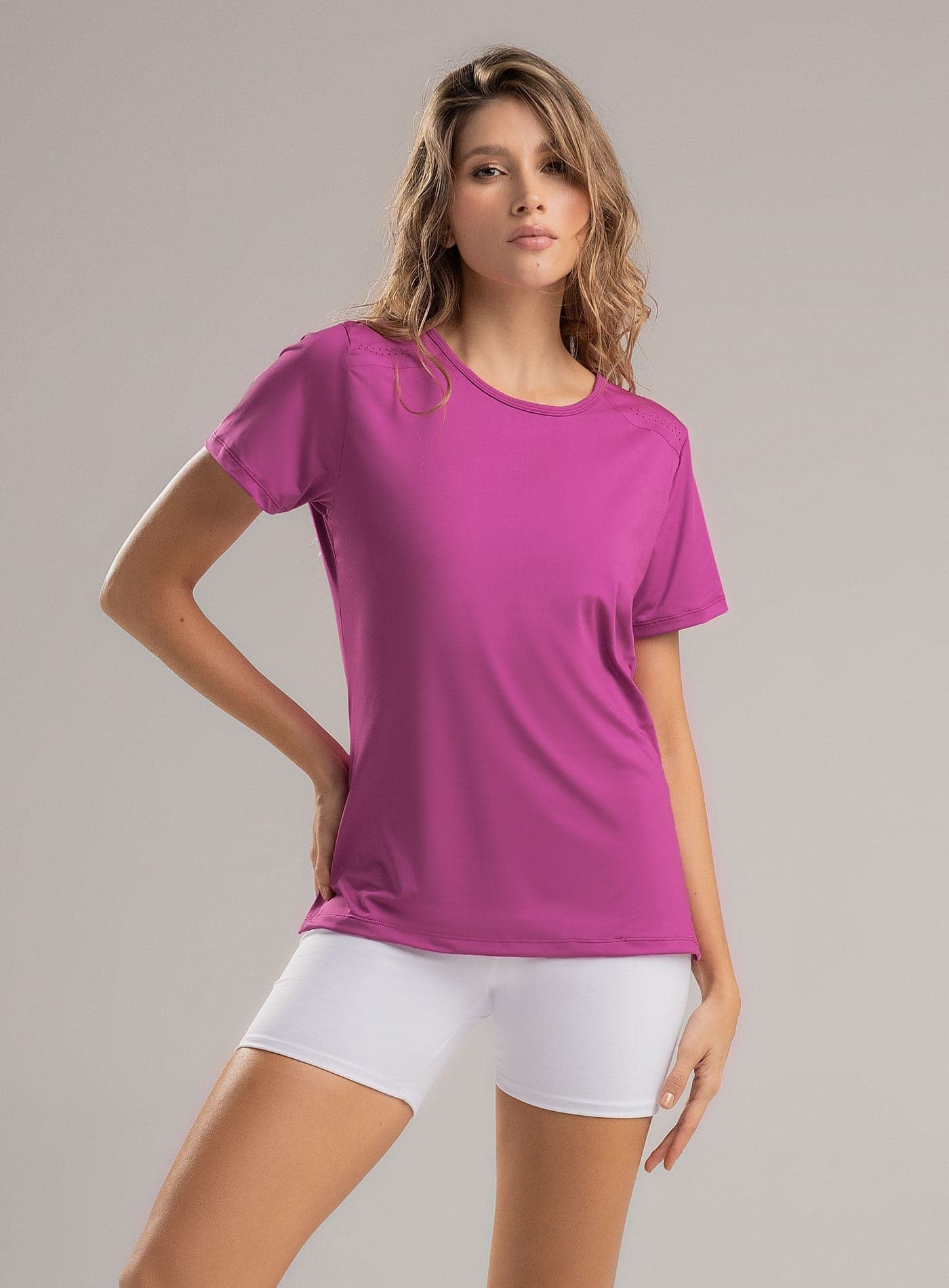 CAMISETA DEPORTIVA CON DISEÑO CORTE LASER Y TERMO SELLADA EN HOMBROS