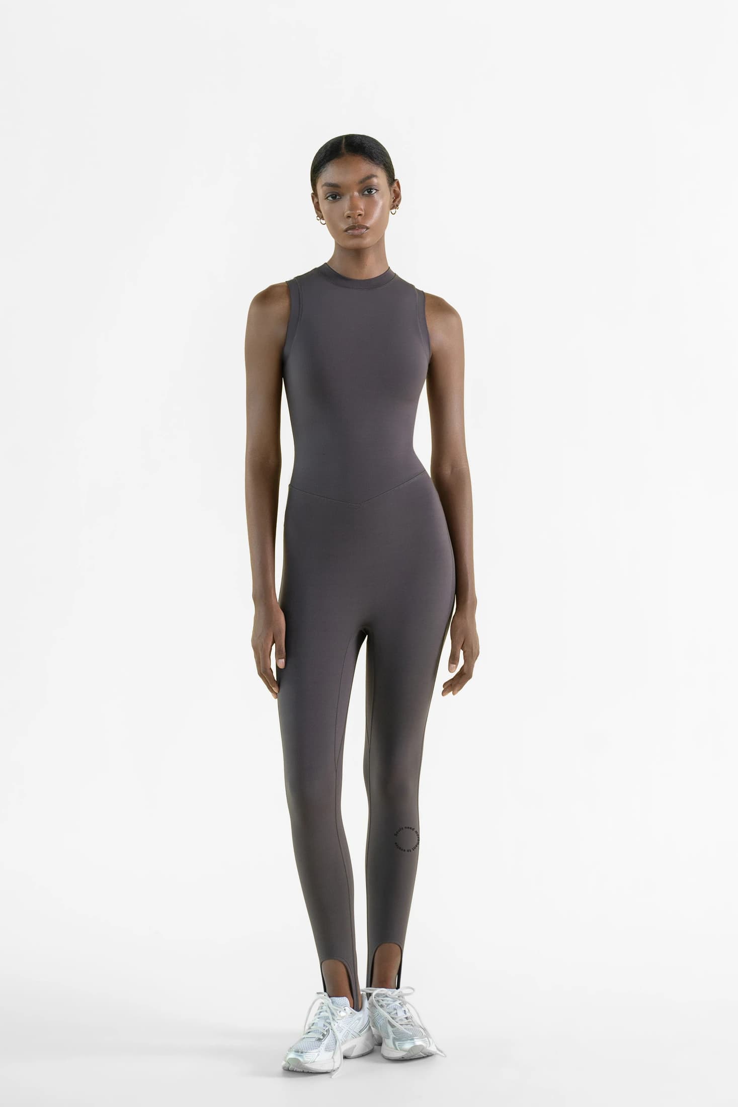 STIRRUP ONESIE IN COFFEE BEAN - imagen 2