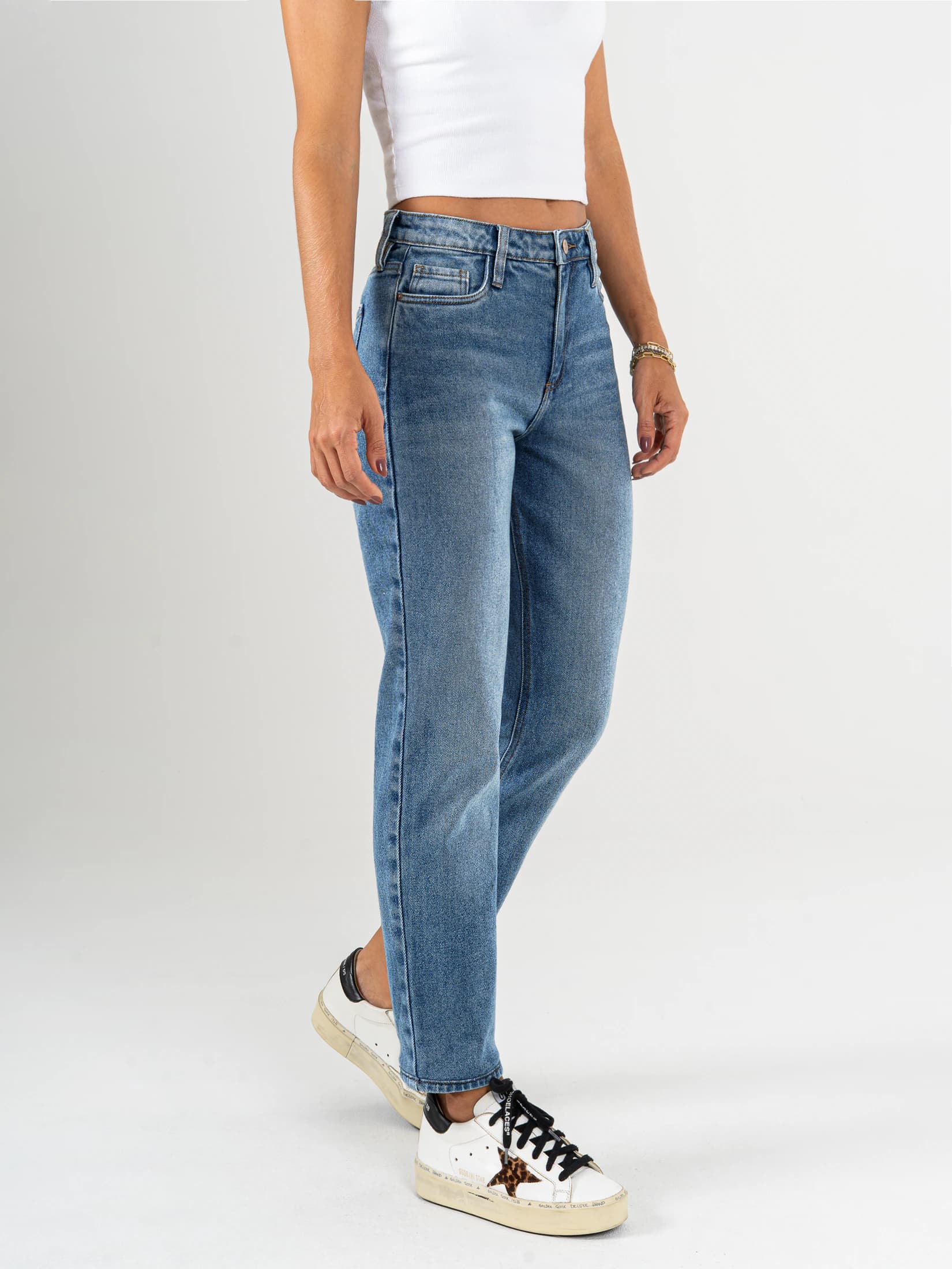 Ref: 065803 Jean Mom fit, slim cropped, stretch, tiro alto, tono azul medio claro - imagen 2