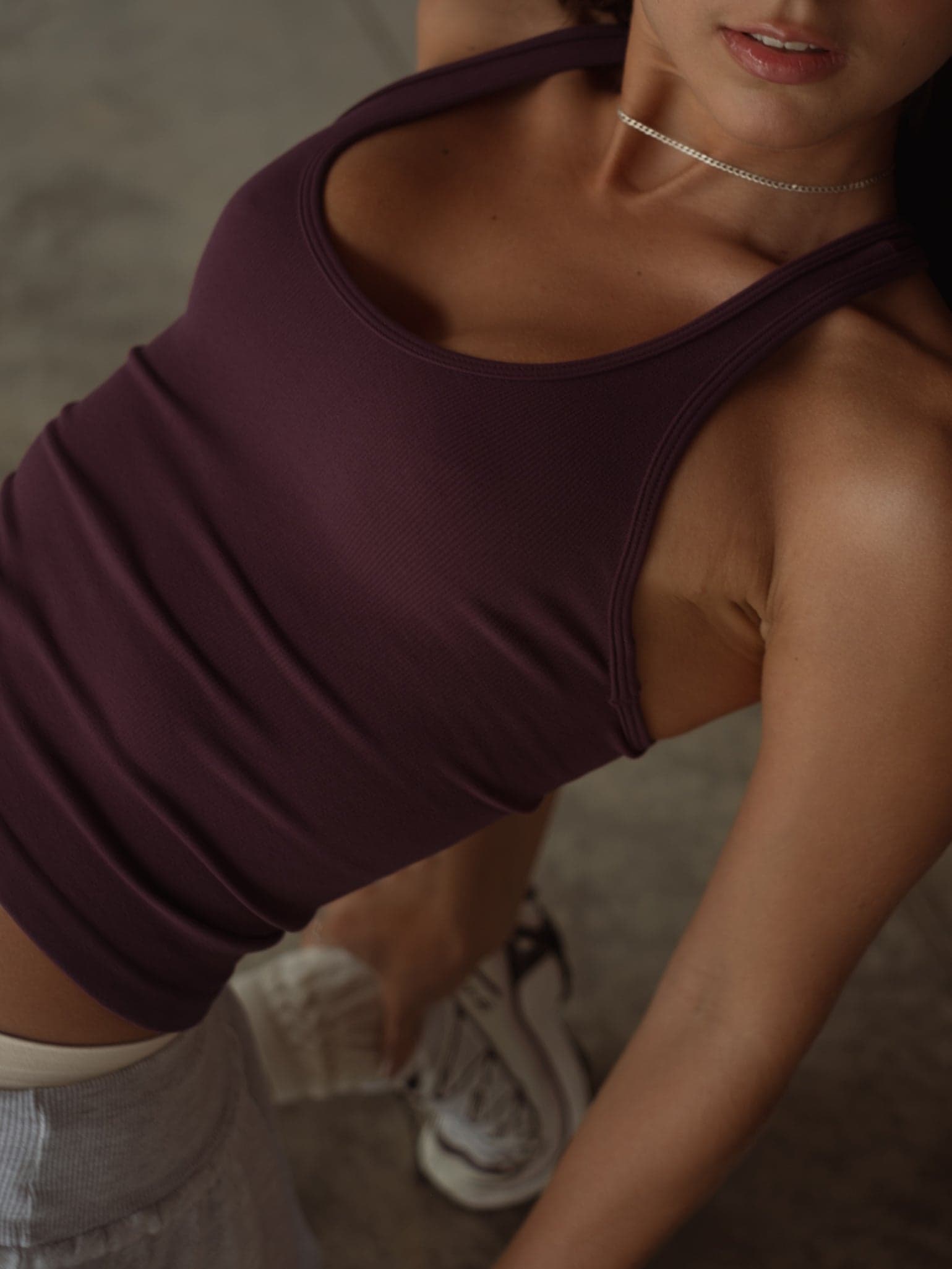 V NECK SEAMLESS TANK TOP - CRANBERRY - imagen 8