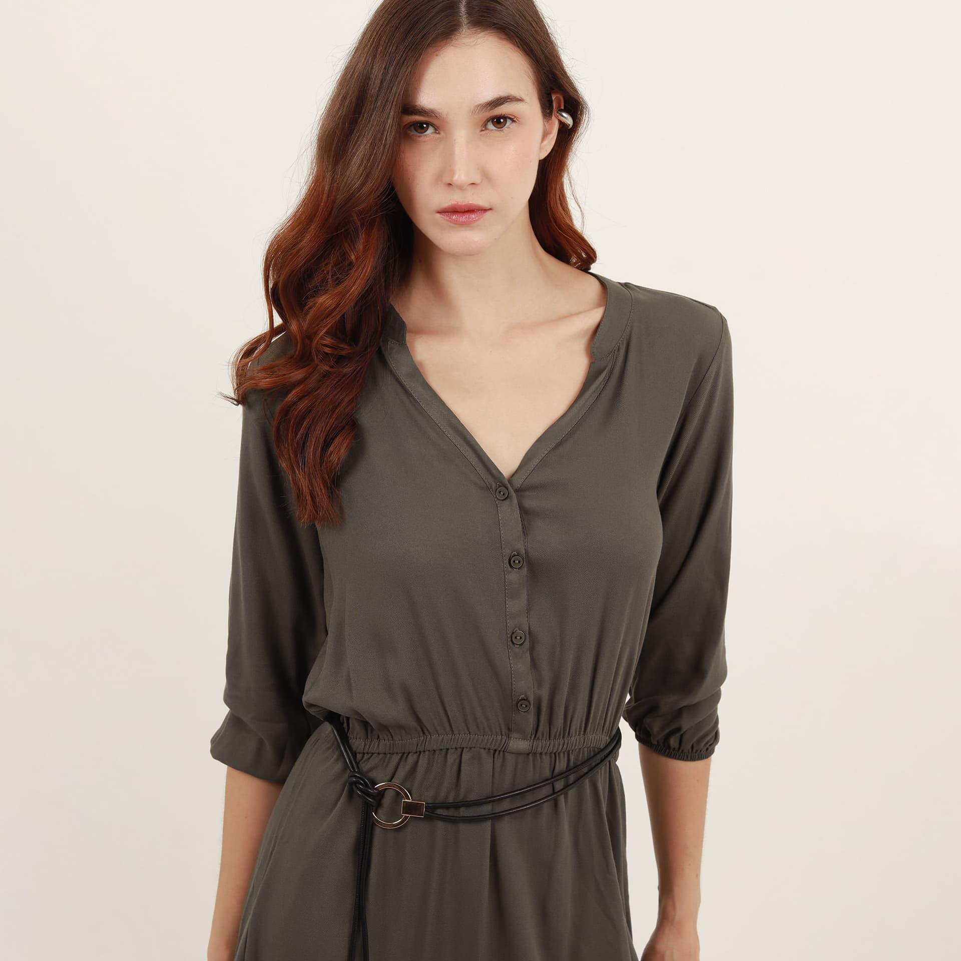 Vestido safary midi cuello nerú con ajuste en cintura - imagen 10