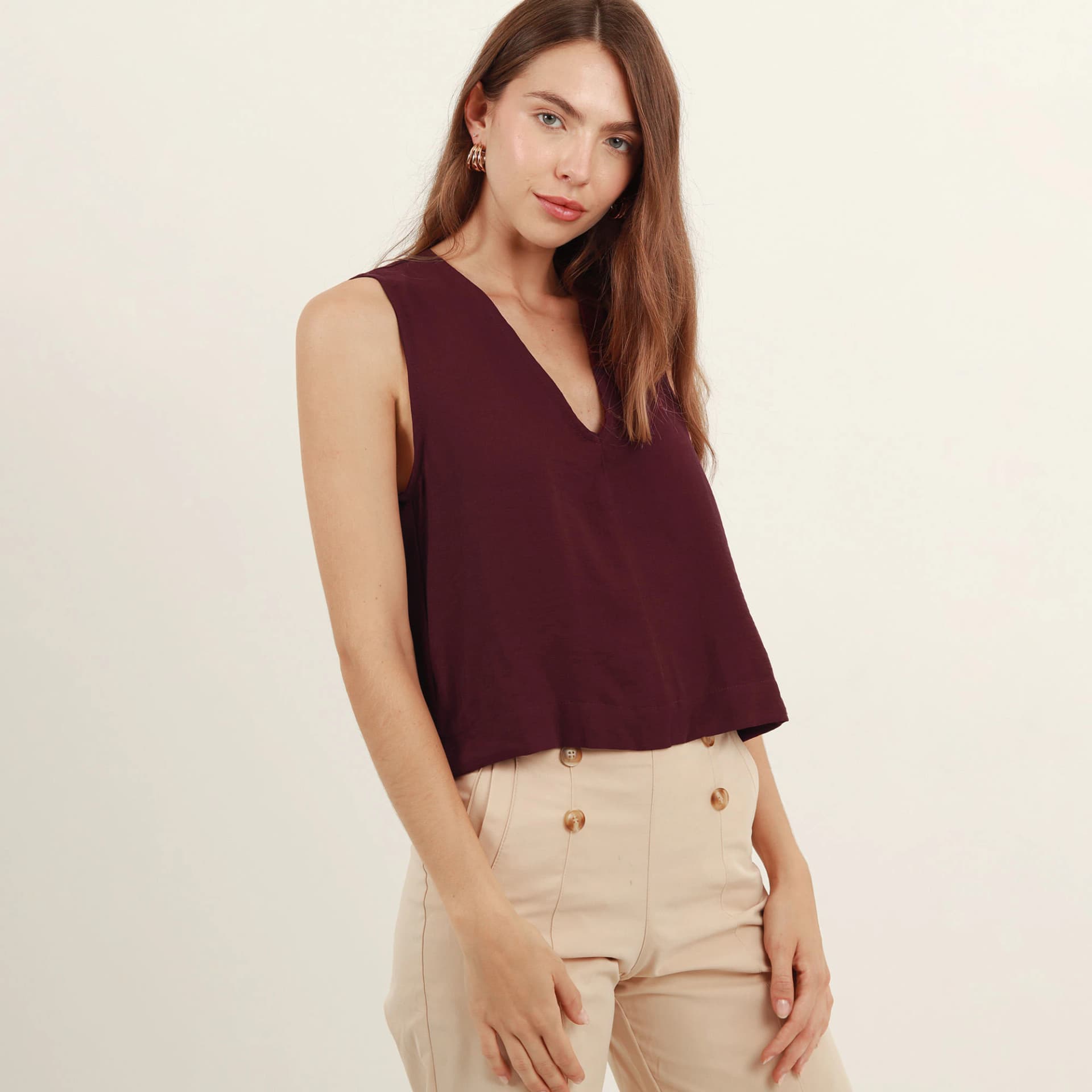 Blusa cuello en v manga sisa con bordado - imagen 2
