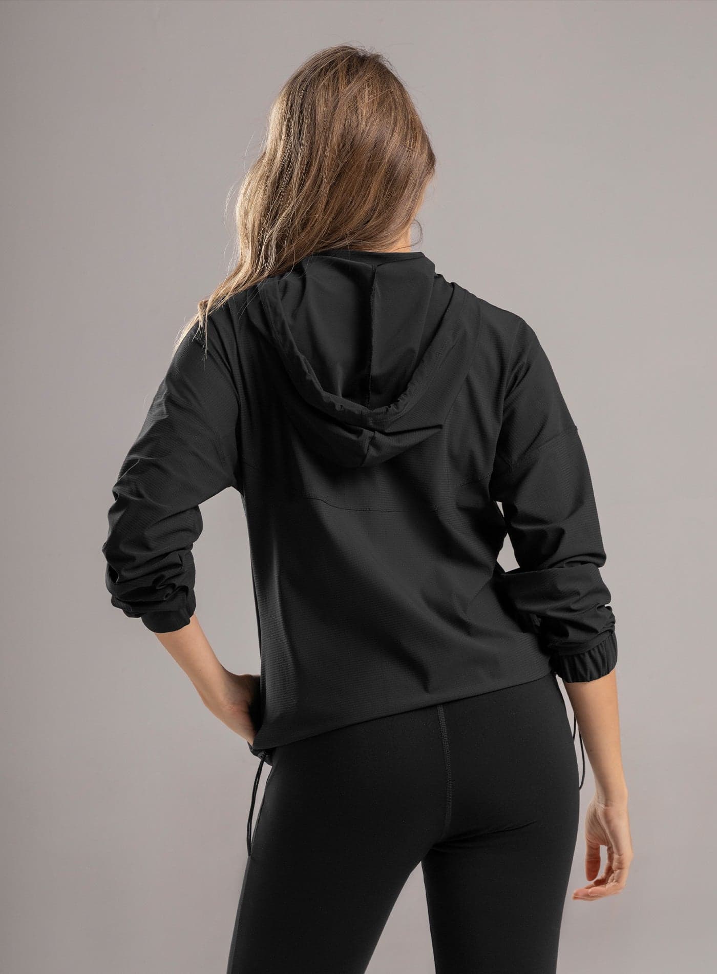 CHOMPA DEPORTIVA CON CORDÓN GRADUABLE - imagen 7