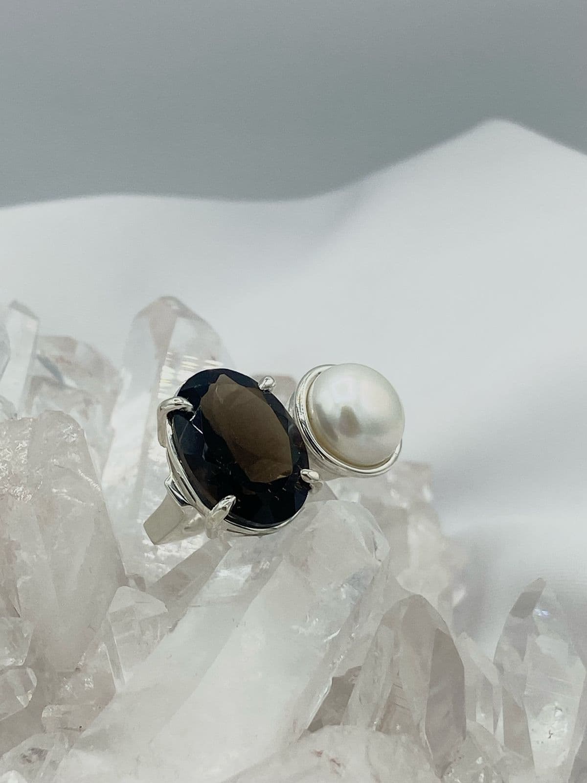 Anillo doble Cuarzo Humo Ovalado y Perla Colección Armonía Dual - imagen 1