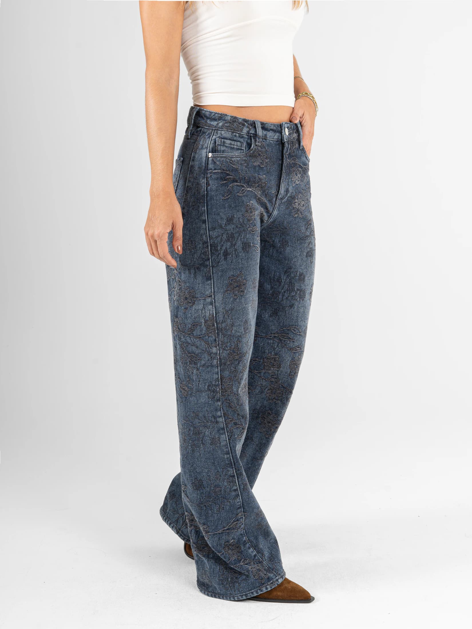 Ref: 066579 Jean mom flare, rígido, detalle de tela bordada, con cortes, tiro alto, tono gris - imagen 4