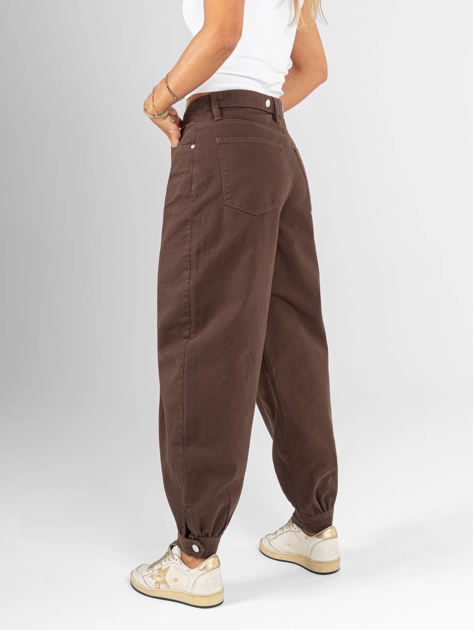 Ref: 0620522 Pantalón baggy cropped, detalle en bota y pretina, rígido, tiro alto, tono cafe. - imagen 2