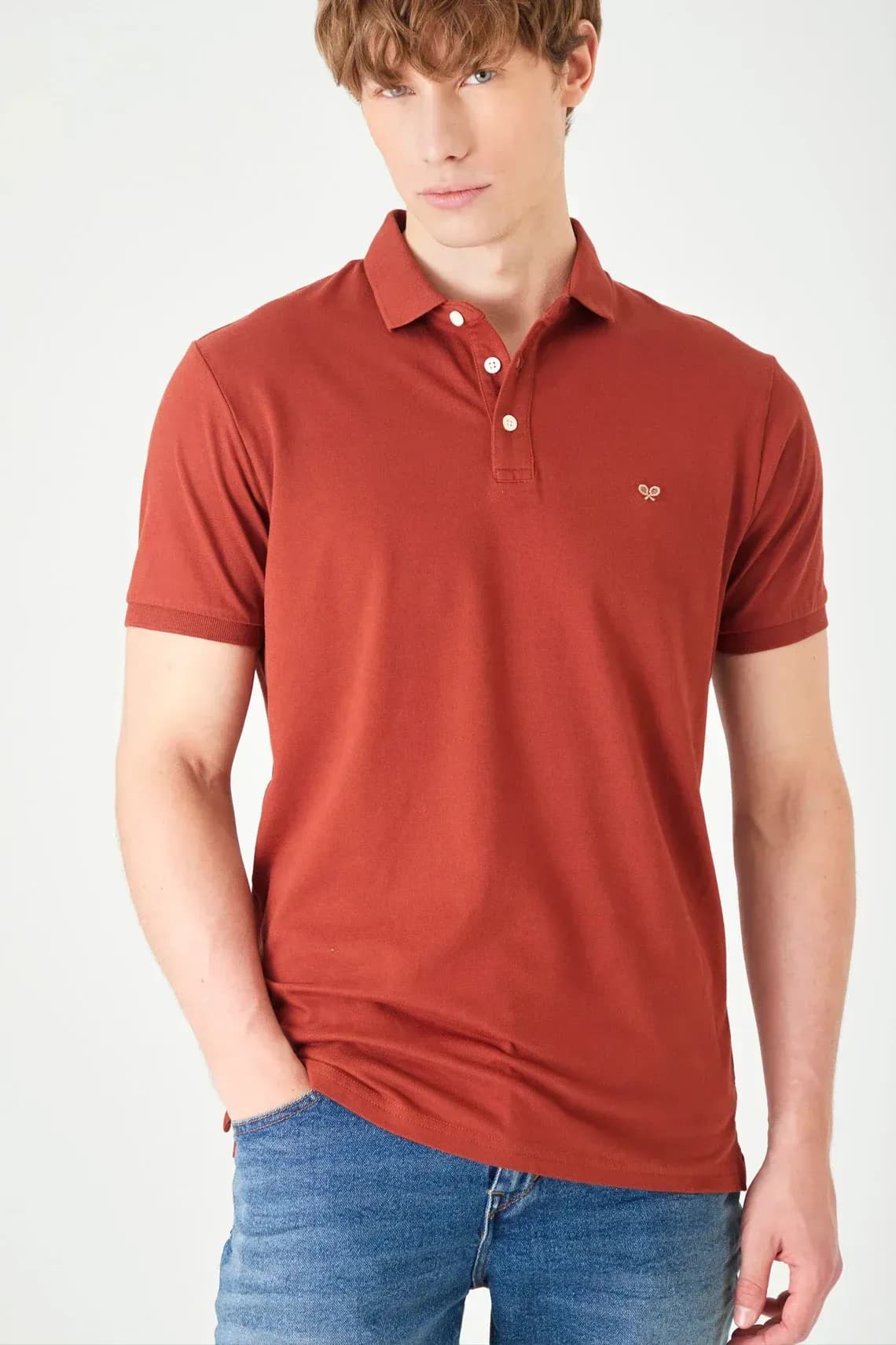 Polo regular fit con logo bordado en algodón terracota para hombre
