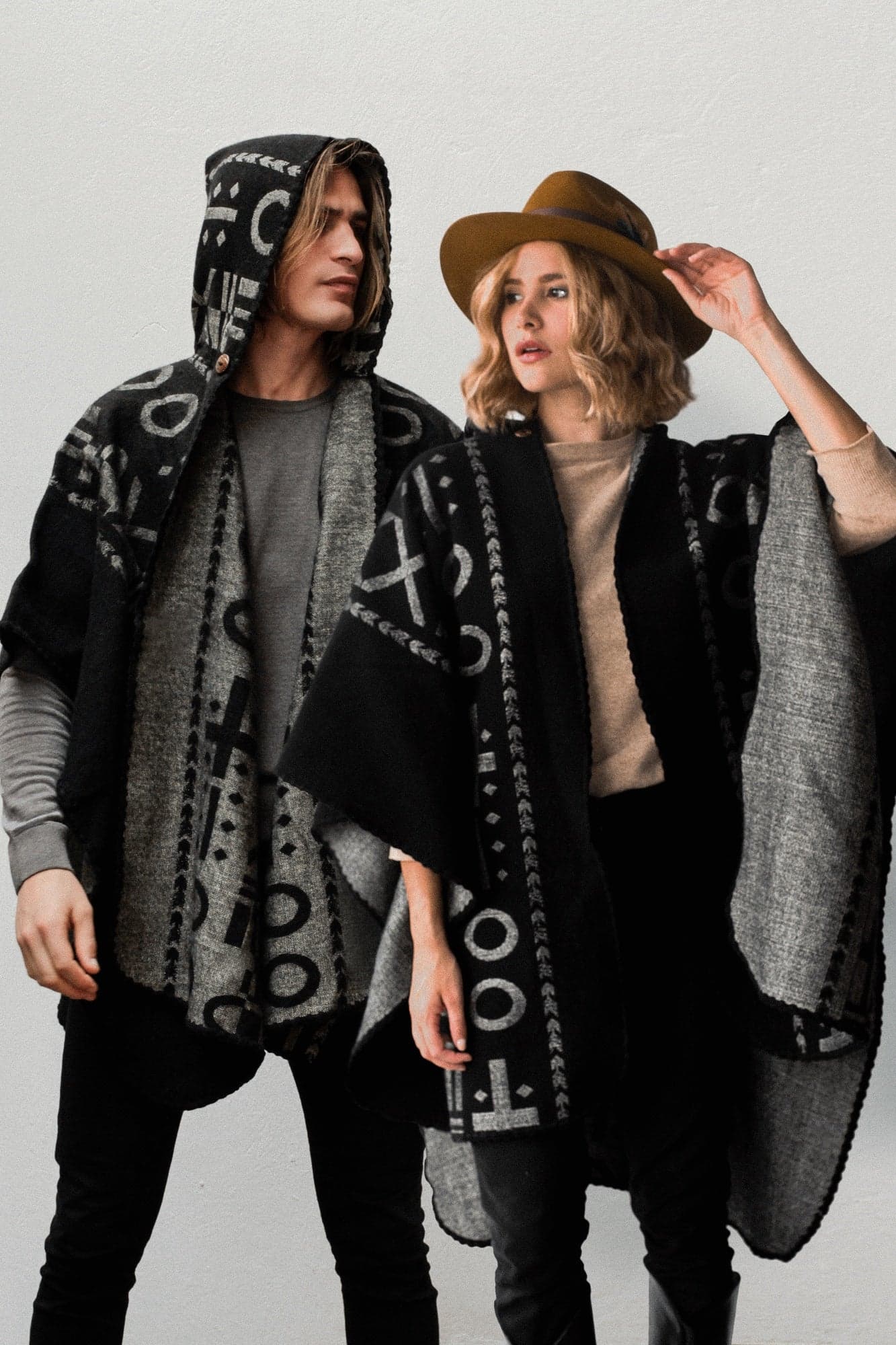 Poncho XO Negro, con Capota - imagen 1