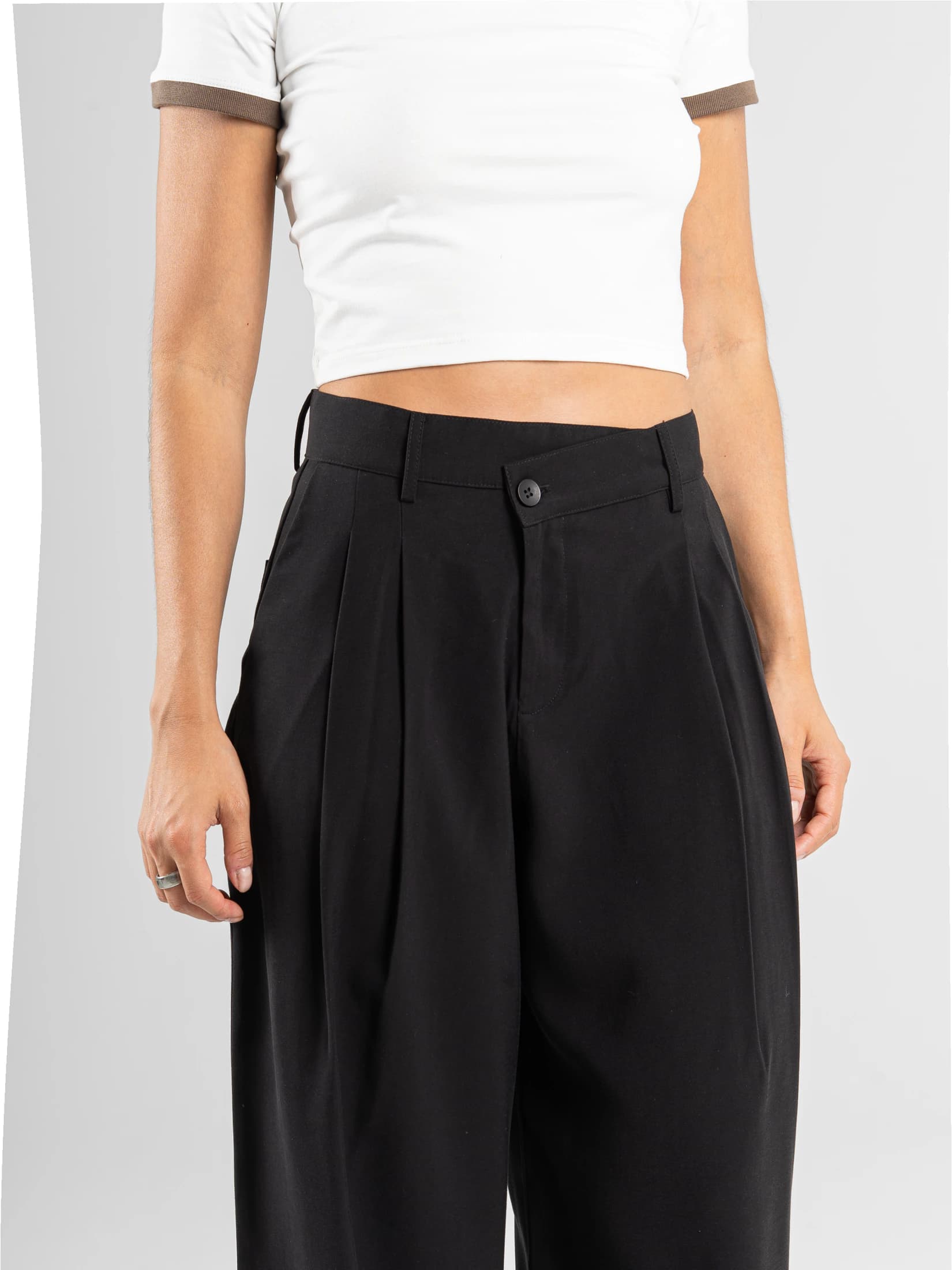 Ref: 0620579 Pantalón mom flare, tejido plano liviano, detalle en pretina, tiro alto, tono negro - imagen 4