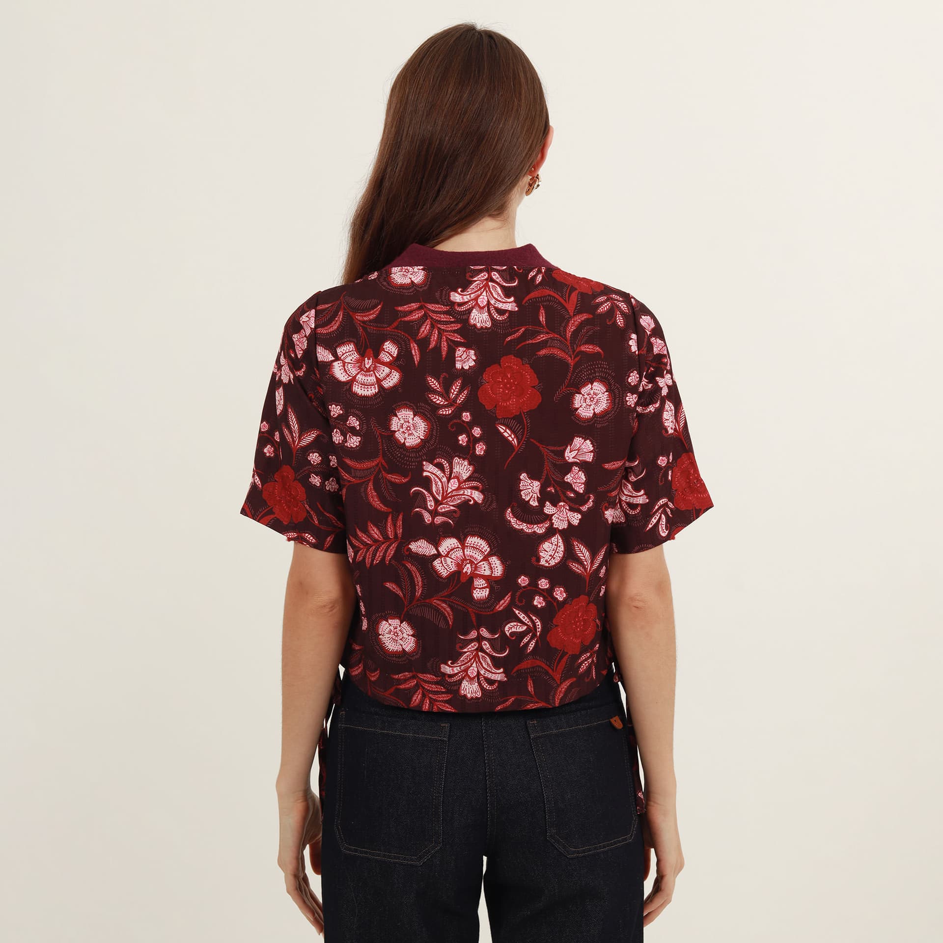 Blusa estampada escote ojal manga corta con lazos en costados - imagen 3
