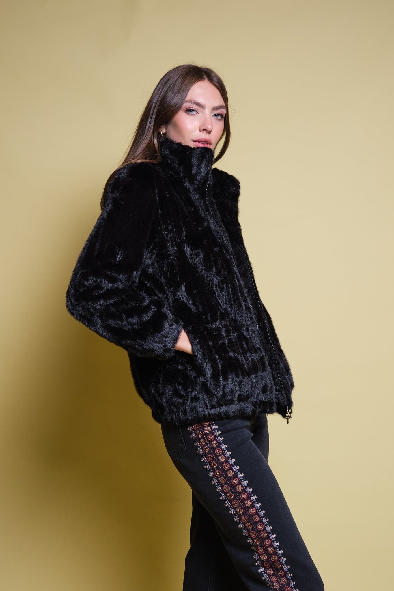 CHAQUETA FAUX FUR FUNNEL NECK NEGRA