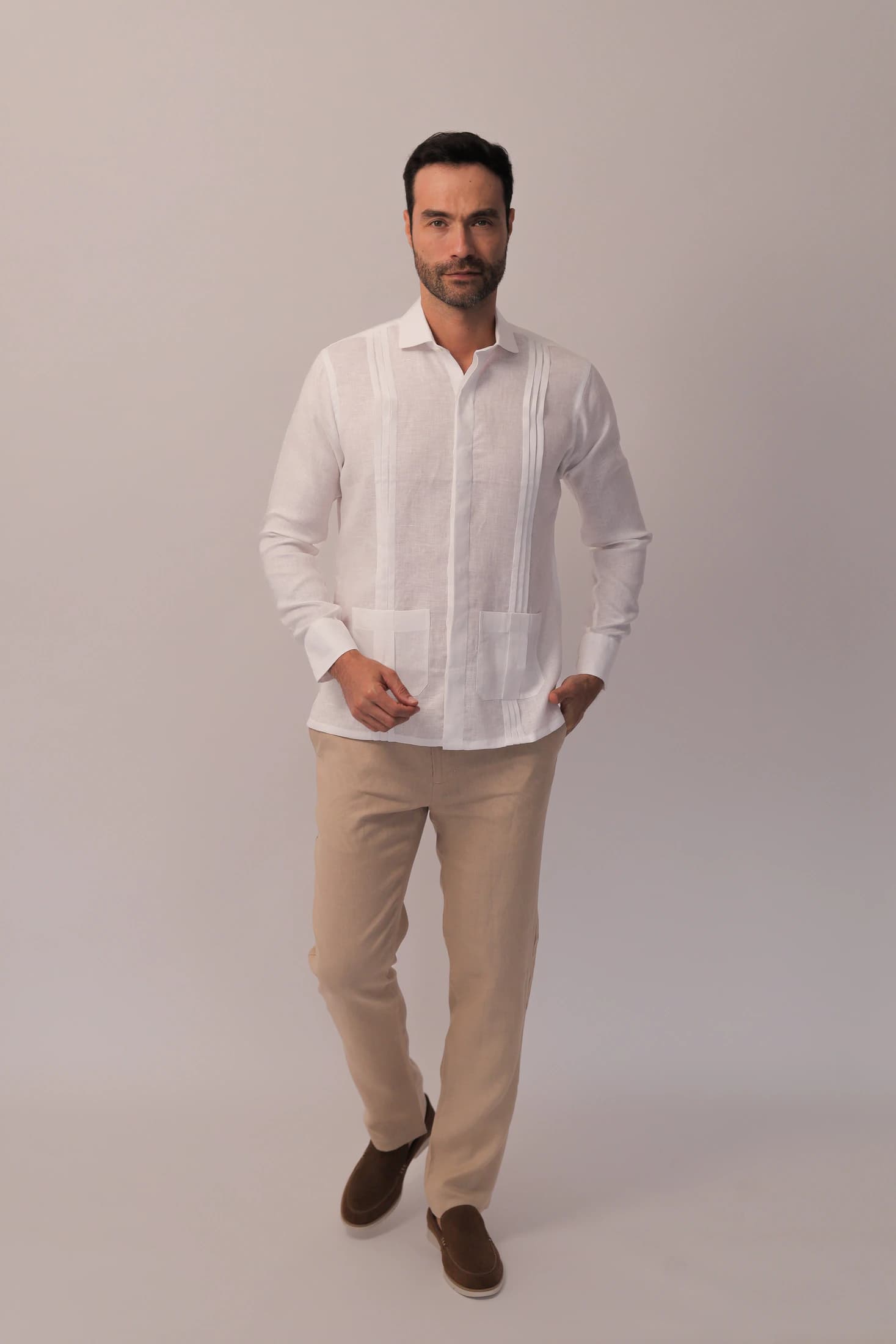 Guayabera Con Pliegues y Bolsillos - Covered Placket - imagen 3