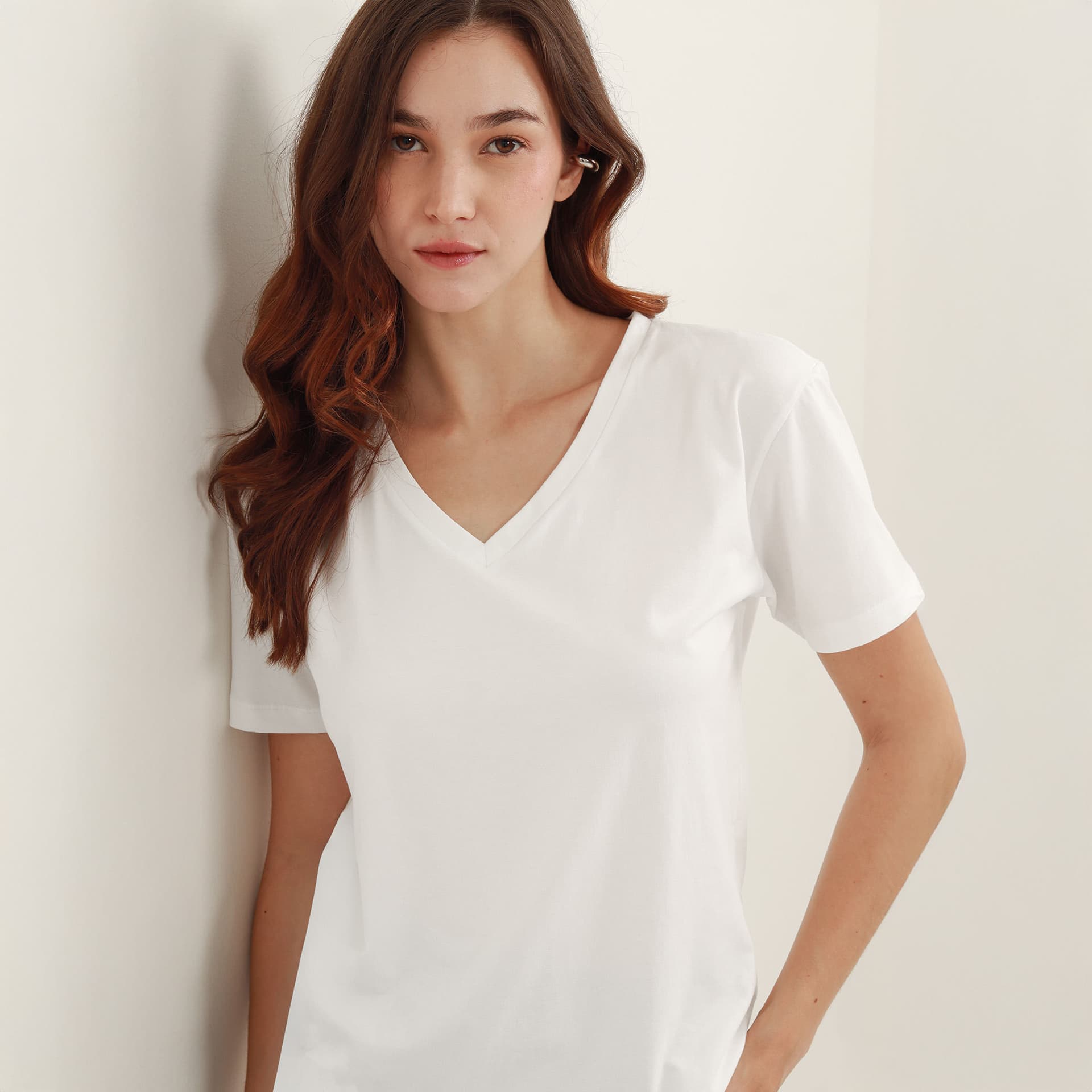 Camiseta básica cuello en V manga corta - imagen 11
