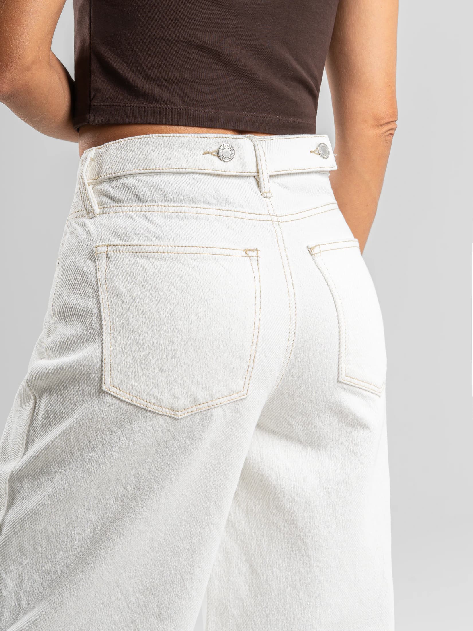 Ref: 0620545 Pantalón baggy, rígido, tiro alto, detalle en pretina y bota, tono ivory - imagen 2