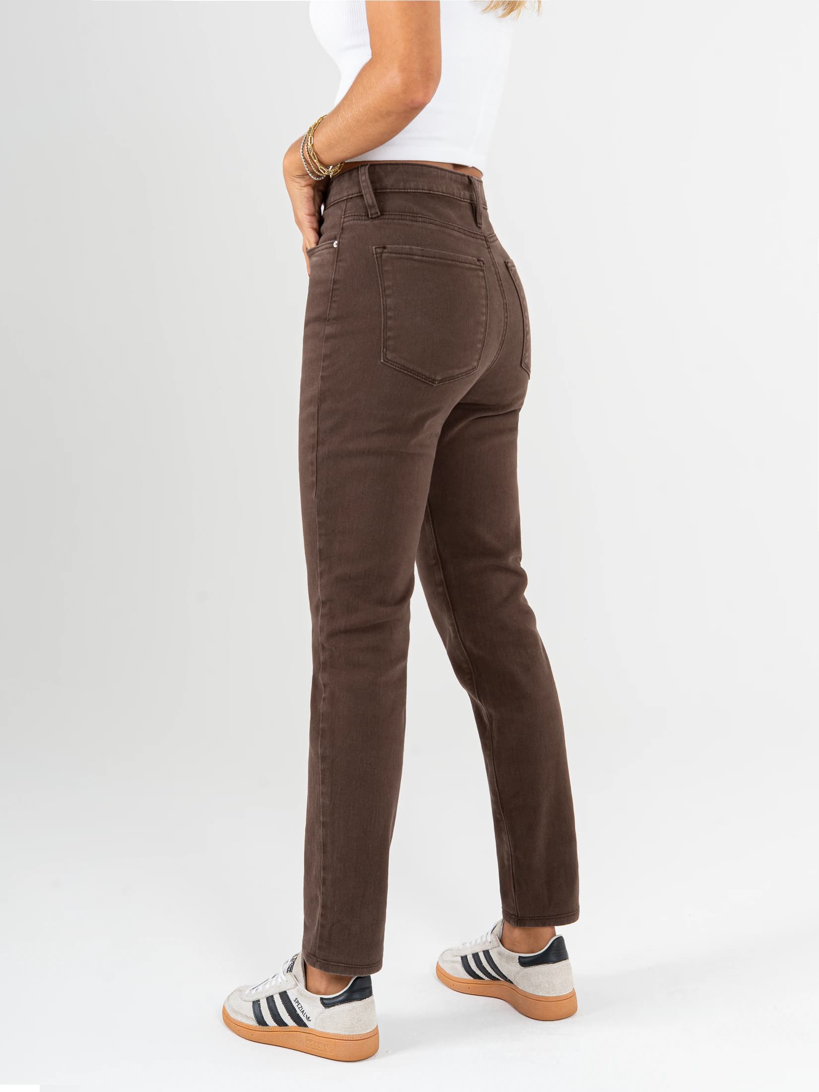 Ref: 069850 Pantalón mom fit stretch, tiro alto, tono café. - imagen 2