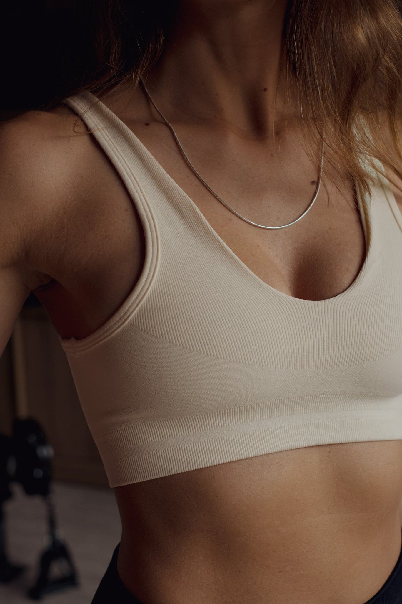 HIGH-PERFORMANCE SEAMLESS CROP TOP - VANILLA - imagen 8