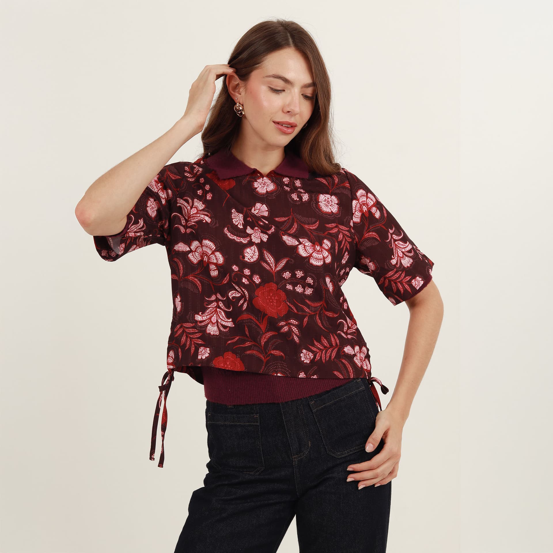 Blusa estampada escote ojal manga corta con lazos en costados - imagen 4